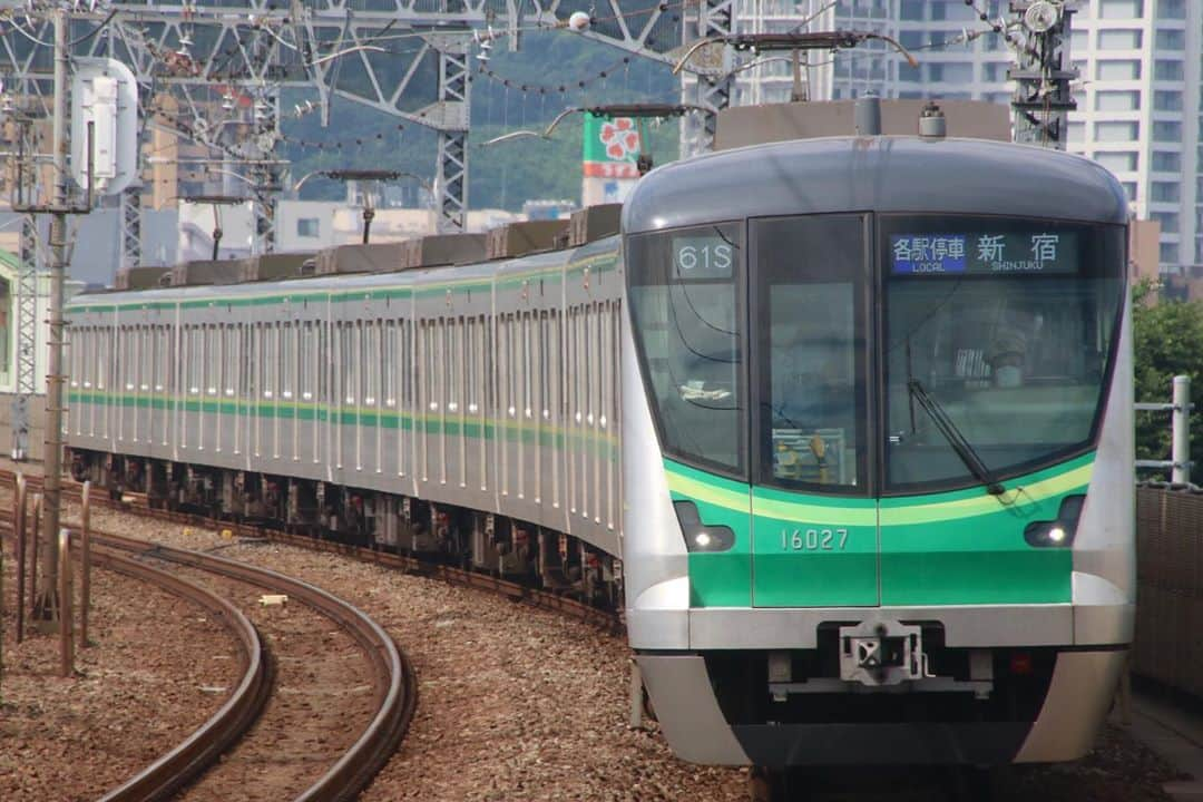 徳永ゆうきさんのインスタグラム写真 - (徳永ゆうきInstagram)「. . メトロ車による 各停の新宿行き。 . -2020.06.15- . #鉄道写真 #撮り鉄 #鉄道好き #小田急 #狛江駅 #東京メトロ #千代田線 #16000系 #各停 #各駅停車 #新宿行き #マンロク #ダイヤ乱れ #カーブ」6月15日 11時28分 - tokuchan_1113