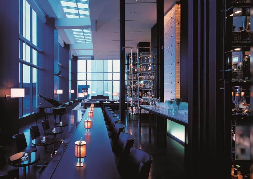 Conrad Tokyoのインスタグラム：「28階の開放的なラウンジで愉しむロイヤル・アフタヌーンティー。 Enjoy sumptuous Royal Afternoon Tea at our spacious bar & lounge, TwentyEight.」