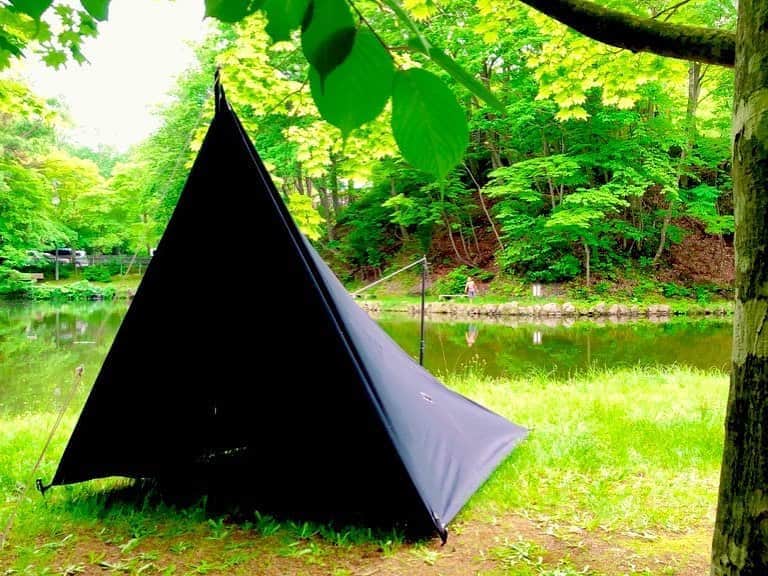 脇田唯さんのインスタグラム写真 - (脇田唯Instagram)「⛺️ mooseさんのテント。 かっこいい！ スタイリッシュだし、折り畳むと軽いし小さいし。 女性キャンパーでも割と簡単に組み立てられちゃう。 手軽でいいよ！  #moose #脇田唯 #女子キャンパー #ソロキャンプ #女子キャンプ #アウトドア #テント #ソロテント #camp #outdoor」6月15日 11時30分 - post_yui