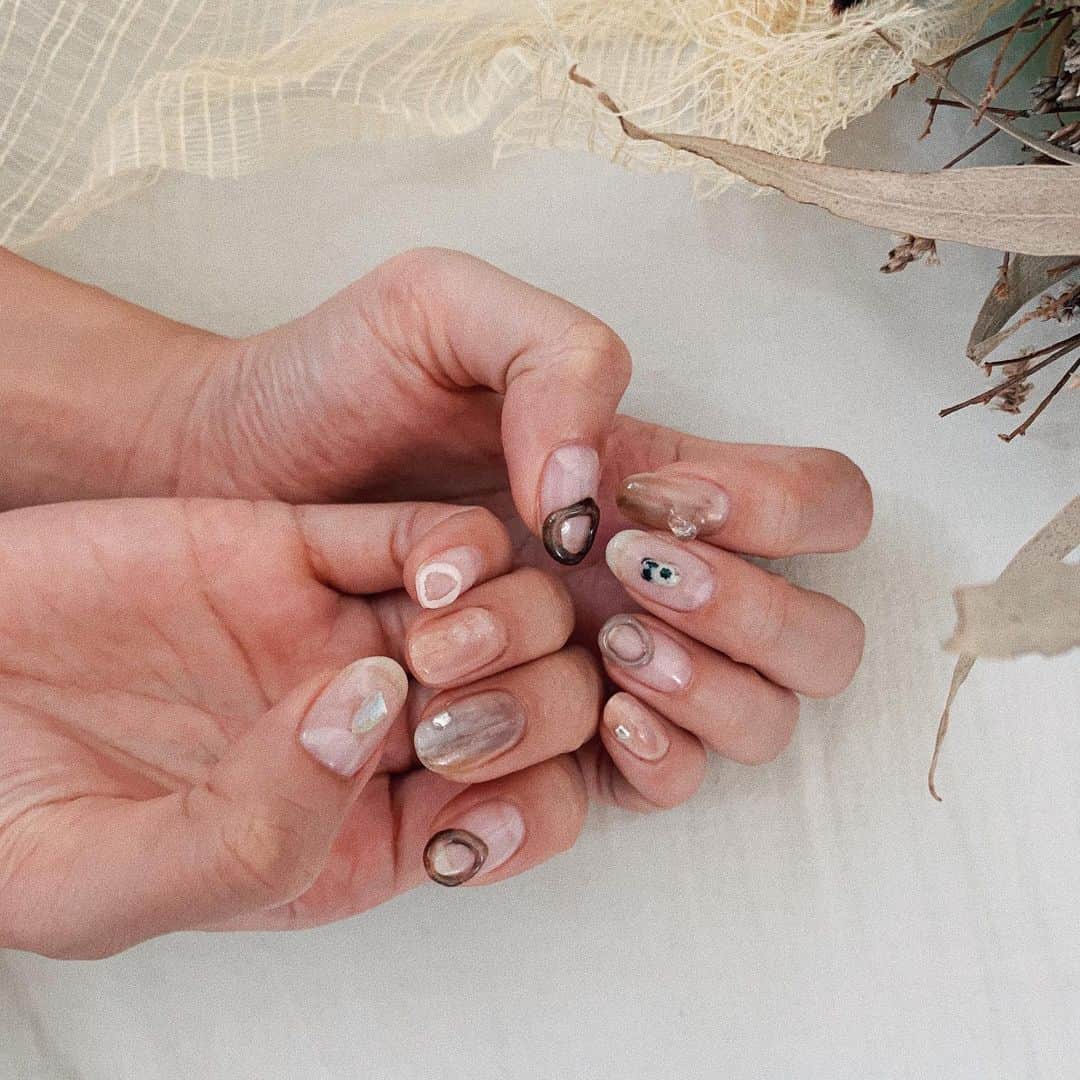 佐々木まゆのインスタグラム：「久しぶりにまいちゃんのネイル💅 (@m_hikagedate) (@koratnail_eye) (@korat_mai)  今回はフットもしてお揃いデザインで毎度お任せしっぱなしだけど本当に可愛い♡ありがとうございました！  #nail #ネイル #ジェルネイル #ネイルデザイン #ネイルデザイン2020」