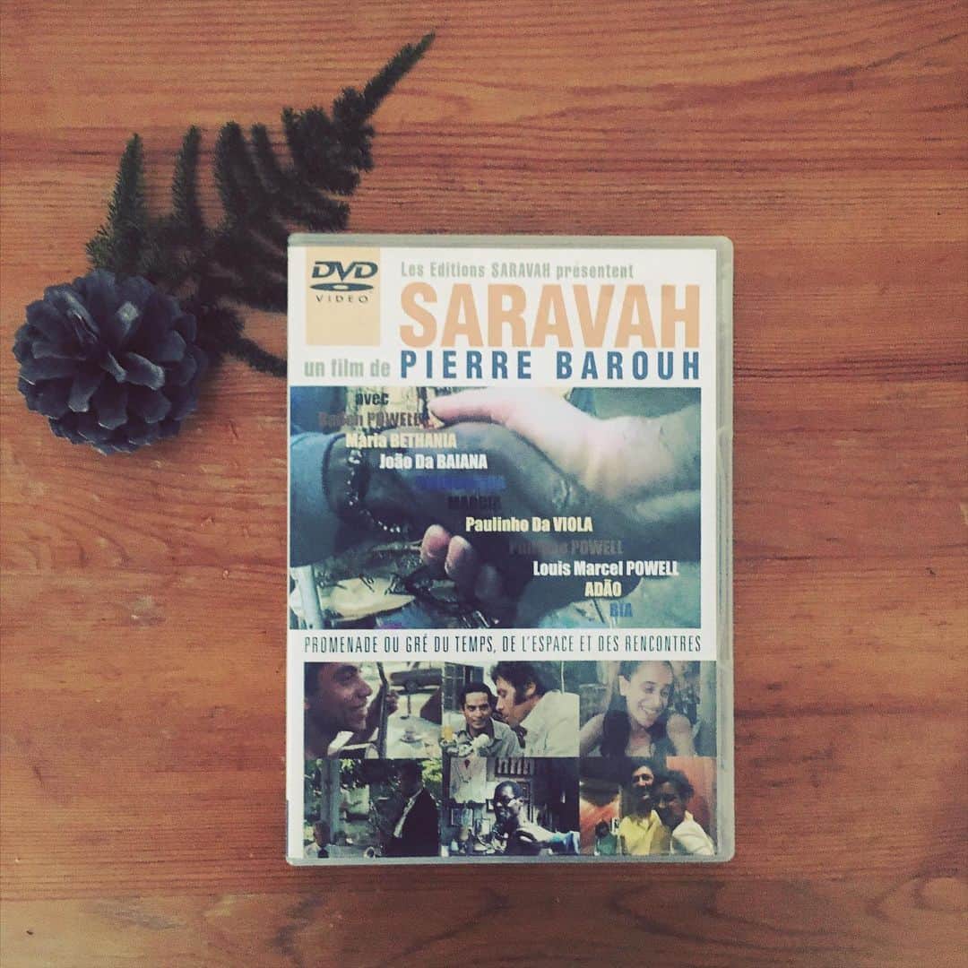今村沙緒里のインスタグラム：「ふしぎなご縁☺︎ お花屋さんからお借りしたDVD。 "SARAVAH  PIERRE BAROUH" ピエール・バルーが ブラジル音楽を探るドキュメンタリー。 字幕がほとんどなく、貴重な映像。 出てくるミュージシャンがみんな素敵！ バーデン・パウエルのギター。 人種を超えた、美しい音楽と人間たち。 差別問題に揺れる今、みれてよかったです。 ・ "小さいイーダの花"を見てくれて🎬 お花屋さんとは仲良しですが 私の仕事を言ってなかったから びっくりしてました。笑 そしたら写真家のYuriちゃんとも繋がってて。 アートや好きなモノの話になり このDVDを見てみてと渡されました。 ・ そんな日に友達が遊びに来て🚙 (手洗い、マスク、ソーシャルディスタンスで！) 一緒にこのDVDを見たんです。 そしたら昨年から調べてた音楽の話だったみたいで。 すごく感動してました＊ふしぎ。 ・ "いろいろが繋がって納得したよ。  きっと、えにし(縁)だね" お花屋さんのオーナーに言われた言葉。 出会いって、ふしぎ。 時にはうまくいかないこともあるけど、 タイミングもあるのでしょう。 ご縁があれば、きっと再会する。 なにかが、動きはじめてます。 これからも出会いやご縁を楽しみに◉ ・ PIERRE BAROUH''s Documentary. Beautiful music and humans, Curiosity road movie. No borders🌈 ・ #documentary #music #roadmovie #pierrebarouh #brazil #음악 #영화 #ピエールバルー #映画 #ドキュメンタリー #音楽 #縁 #国境を越えて」