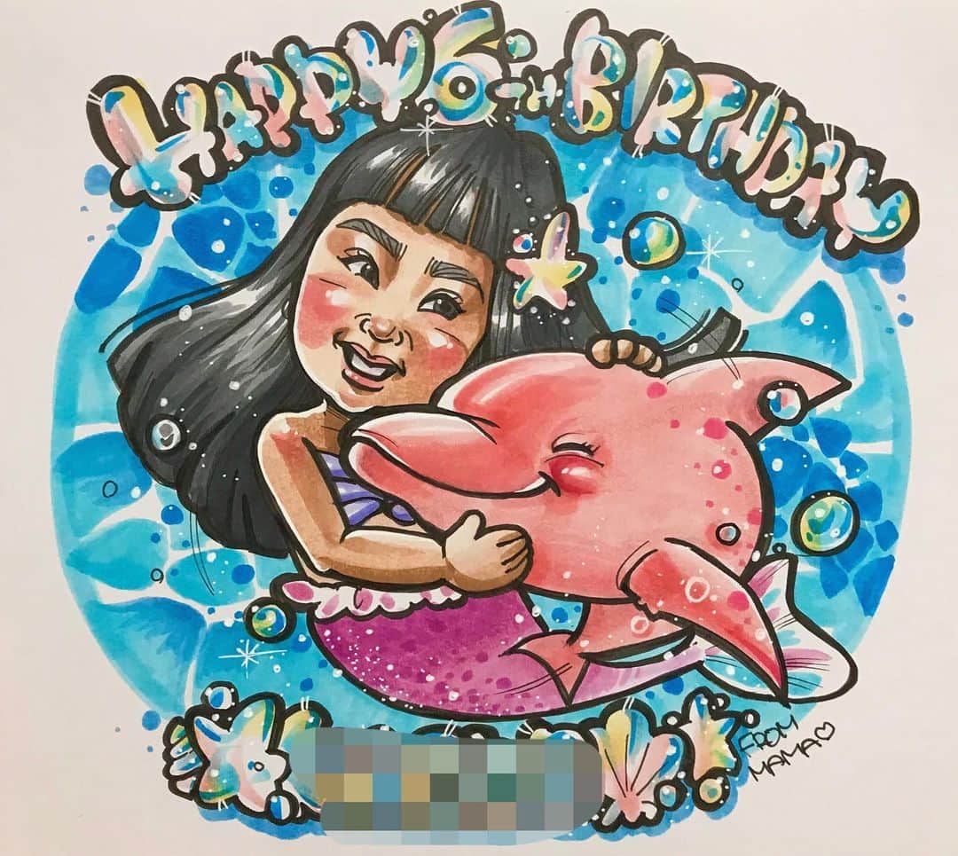 のインスタグラム：「. . . あと少ししたら、 娘の誕生日ってことで、 盛りすぎた、娘の似顔絵❤️w . .  最近書いたご依頼品で、 イルカに乗ってるお客様の絵を見た娘が自分もいるかと泳いでる絵がいいと言ってきた❤️❤️ 自分は人魚🧜‍♀️だって💕 . . . プリンプリンに涼しげに仕上げました❤️❤️❤️ 背景もいつもの海と違った感じで 描いてみたのでサンプルとしても いいかも👍🐚⭐️✨💕 . . . あと少しで6歳か、、、😭🙏💕 . . . ❌❌現在は、予約受付終了してます❌❌ 。 . . .  2020年度ご予約のお客✨ 現在15番までの方へ案内中です🌟✨💕 DMの確認いただきgmailへ返信宜しくお願い致します🙇‍♀️🌟✨✨ . . . .  次回の予約応募は、2020年のご予約分を書き終える予定の 来年春から夏頃の、、、予定です。 ※あくまでも予定なので前後します🙇‍♀️ . . . .  オーダー再開の際には 人数制限あるため必ず予約ができるわけではございません。 そのことも踏まえた上で 次回ご検討いただけると嬉しいです(^^) . . また、結婚式の使用を考えてくださる方も多いです✨  前々からお伝えしていますが、 基本的に予約順に対応しているため、 近々の納期を希望される方は、 対応できないこともあるので、 あらかじめご了承ください💦 . . . . . ※今回予約が取れた方へ※ . .  写真がまだ用意できてない、入金が遅れそうなど、状況により、順番が前後することもございます‼️ あらかじめご了承ください。 。 . . . また、芸能人、キャラクターのオーダー、パロディ風オーダーはお断りしています。  芸能人については、ご本人様に直接プレゼントなどはOKです。 . . . . . . 💰料金表は過去投稿記事みてね❤💰 . . . . . ➡️ハッシュタグ⇨ goriking117料金表2019⬅️ . . ✨✨✨✨✨✨✨✨✨✨✨✨✨✨✨✨ @by.goriking のアカウントでは、 過去書かせて頂いたお客様方からの、 似顔絵のその後のお写真をいただき、 投稿しております^ - ^❤️❤️ 玄関に飾ってある似顔絵、 渡した瞬間のお写真、 ご本人とのお写真などなど💕 いろんな場面でのお写真お待ちしております^ - ^✨⭐️ . . . .  #似顔絵#pencildrawing#drawing#pencil#illust#painting#art#artwork#絵描きさんと繋がりたい#似顔絵師#gorikingの似顔絵屋さん#おしゃれ#愛娘#長女#6歳#HBD#誕生日#女の子#人魚#🧜‍♀️#イルカ#dolphin#🐬#海#海中#comicart#anime#animeart#comicartist#animejapan」