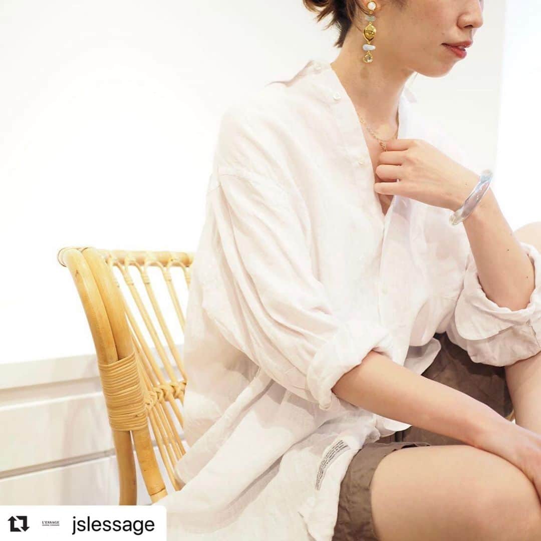 のインスタグラム：「Thank you @jslessage ! #Repost @jslessage with @make_repost ・・・ Early summer collection!!🌺﻿ ﻿ 初夏の到来と共に、纏いたくなる明るいカラーや軽やかな素材。﻿ ﻿ そんな気分を上げてくれる、今から使える便利なアイテムが勢揃いしました。﻿ ﻿ 一足先に夏を取り入れてみて。﻿ ﻿ ︎︎︎︎☑︎shirt ▶︎INDIVIDUALIZED SHIRTS﻿ ︎︎︎︎☑︎pants ▶︎L'ESSAGE﻿ ︎︎︎︎☑︎shoes ▶︎RAINBOW SANDALS﻿ ︎︎︎︎☑︎accessory ▶︎Lizzie Fortunato﻿ ︎︎︎︎☑︎bag ▶︎MAISON BENGAL﻿ ﻿ #individualized#Lizziefortunato﻿ #rainbowsandals#maisonbengal﻿ #summer#fashion﻿ #20ss#correction#style﻿ #lessage#journalstandard﻿ #smart#relax」