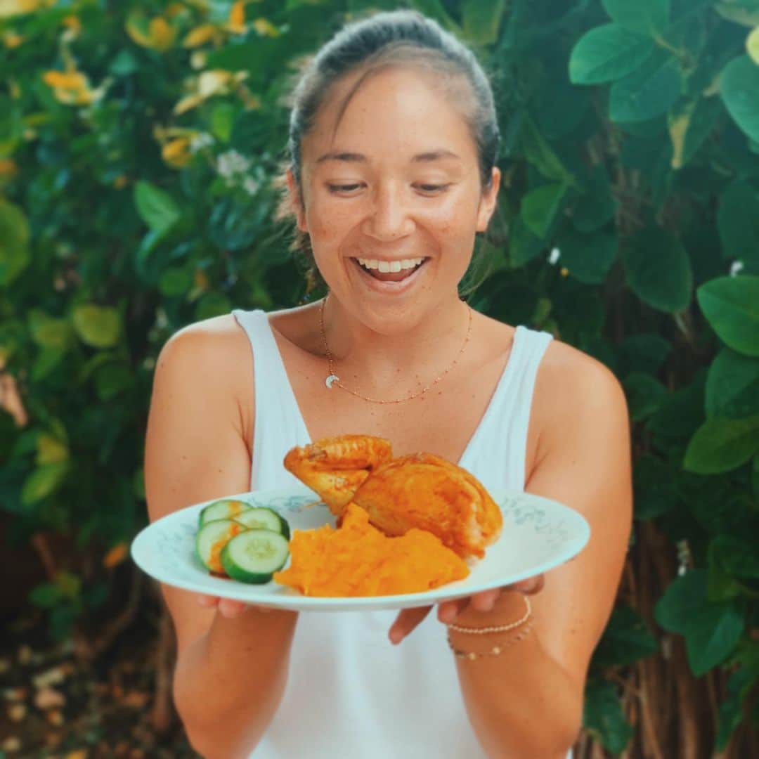 アリッサ ウーテンのインスタグラム：「Wow for real though guys, this @kaukaubox meal was so easy to prepare!  And BEST of all it was all so yummy!  The chicken was seriously so soft + juicy, and the Kabocha mashed potatoes are my new favorite! Served it up with some fresh cucumbers and Kim Chee dressing! My whole family loved it!  Check out my stories on how I cooked the food!」