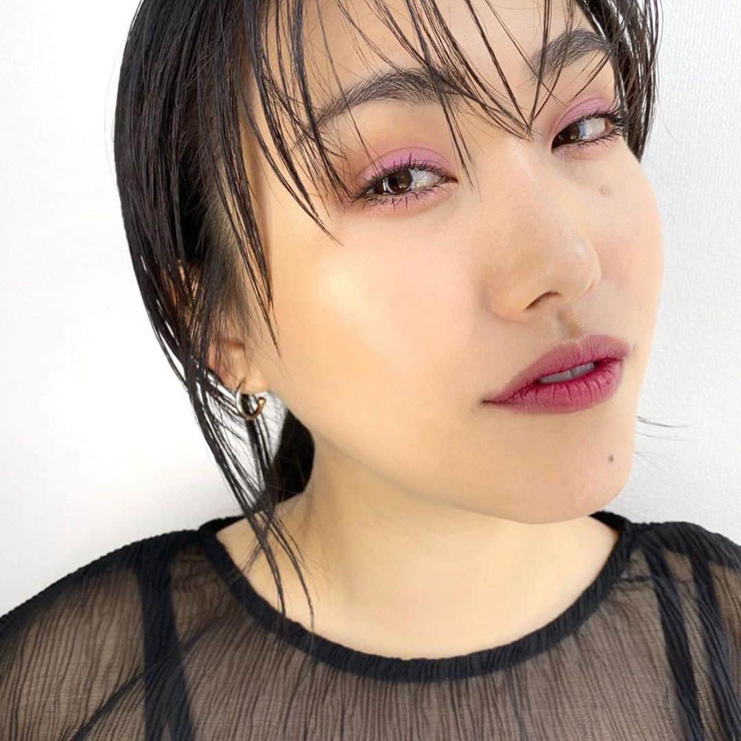 M∙A∙C Cosmetics Japanのインスタグラム：「歌姫「セレーナ・キンタニーヤ」をイメージした限定カラーコレクション🎼 クールなピンクメイクをスワイプしてチェック👉 ㅤ 【使用製品】 1・2枚目 ☑︎スモールアイシャドウ×8／ メ シエント...ムイ エキサイティッド ☑︎エクストラディメンションスキンフィニッシュ／ラ レジェンダ ☑︎リップペンシル／エントレ ア ミ ムンド ☑︎リップスティック／クイーン オブ クンビア ㅤ 3枚目 ☑︎リップスティック／イノルヴィダブレ ☑︎リップガラス／ヘイ ダッド ピザ！ ㅤ  ㅤ *公式オンラインショップ先行販売中 *7月3日(金) 全国発売 ㅤ ㅤ 【公式オンラインショップ限定特典】 ☑︎6月25日(木) 23:59まで全品送料無料！ ☑︎初回ご購入のお客様へ10% OFFクーポンをプレゼント（クーポンコードwelcome） ㅤ Regram from @macpro_tokyo  #MACセレーナ #MACSelena #MACCosmeticsJapan #MACCosmetics #MAC #MACコスメ #マックコスメ #コスメ #メイク #美容 #化粧品 #デパコス #コスメ部 #コスメマニア #コスメ好き #コスメ好きさんと繋がりたい #メイク好きな人と繋がりたい#夏メイク #夏コスメ #ツヤ肌 #透明感 #キラキラコスメ #新作コスメ #限定コスメ #MACリップ #コスメ紹介 #アイシャドウパレット #ハイライト」