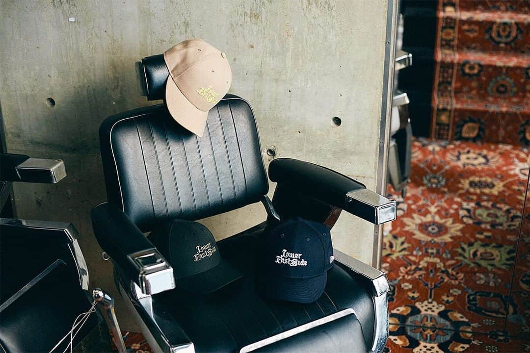 のインスタグラム：「FREEMANS SPORTING CLUB x NEW ERA﻿ ﻿ FREEMANS SPORTING CLUBと2020年にブランド100周年を迎えるNEW ERA (ニューエラ)の待望のコラボレーションアイテムが発売。﻿ ﻿ ニューエラの数あるアイテムのうち、今回型としてチョイスしたNEW ERA 59FIFTY LOW PROFILEは従来の59FIFTYよりもクラウンの高さが低めにデザインされ、バイザーがカーブ仕様なのが特徴。﻿ サイドに施されているNEW ERAロゴのフラッグ刺繍は全てクラウン部分の刺繍と同色となっております。﻿ ﻿ また今回は特別別注にてFSCオリジナルフォントを使用した「Lower East Side」のデザインを採用。﻿ 2005年にFREEMANS SPORTING CLUB – NY本店が誕生した地域である「Lower East Side」。敢えて文字間を不均一にしたデザインは、目まぐるしく変わりゆく街であるニューヨークを表現しています。﻿ ﻿ ストリートに精通し、キャップコレクターとしても知られるFREEMANS SPORTING CLUB BUYERの嗜好を詰め込んだ一品。﻿ 是非お手に取っていただき、拘り抜いたディテールを感じるとともに、胸懐の一つとして寄り添えますと幸いです。 ﻿ ﻿ 【発売日 6月17日(水)】﻿ FREEMANS SPORTING CLUB x NEW ERA﻿ product no：LP5950FSC-UF04﻿ color：black / navy / camel﻿ size : 7 1/4 7 3/8 7 1/2﻿ price：¥6,000+tax﻿ ﻿ #freemanssportingclub ﻿ #LowerEastSide #newera ﻿ #newerajapan ﻿ #59FIFTY」