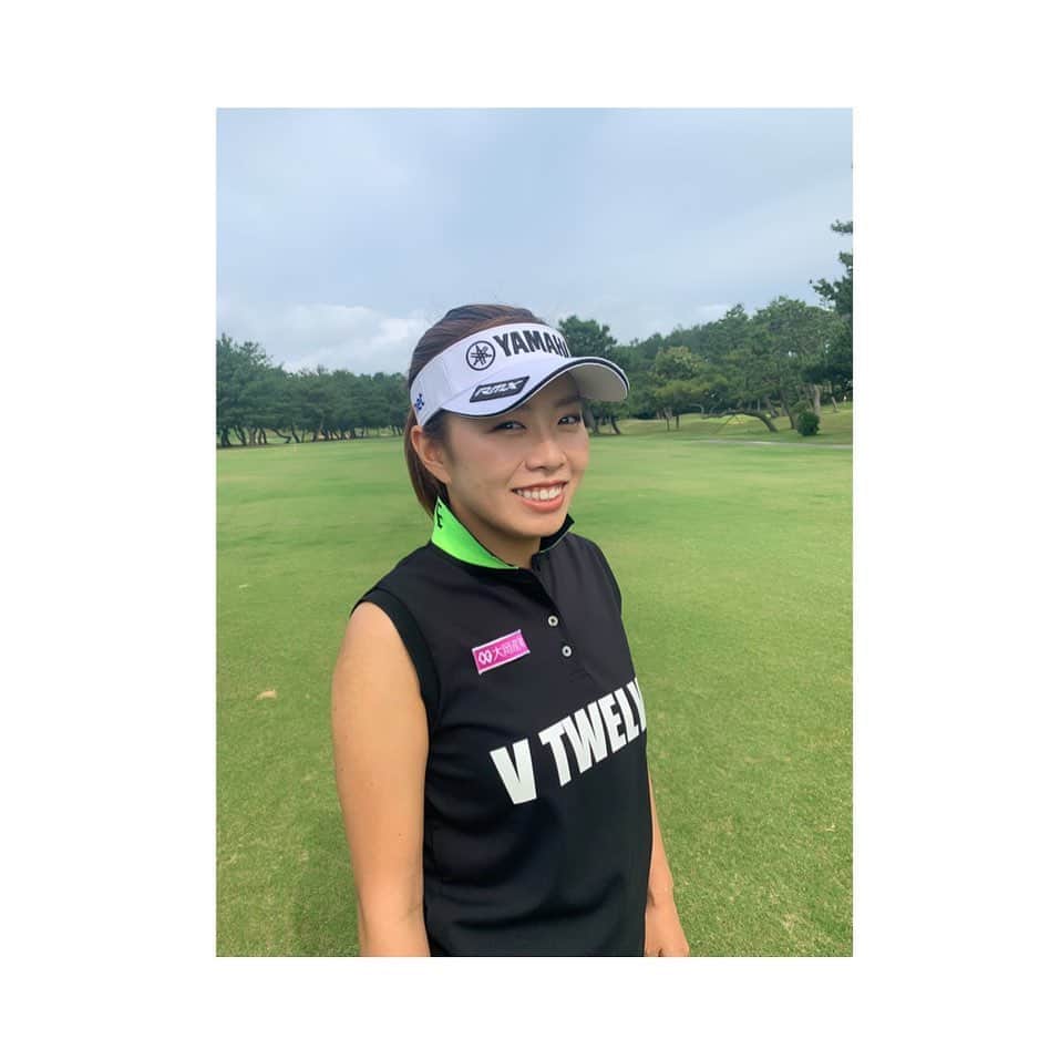 篠原まりあのインスタグラム：「__________** . . 襟のネオンが超かわいい 🌟🌟 . . @大岡産業 @v12golf_official  @studioeffort_golf  @yamahagolf_official  @nikegolf  @QTnet @tokyugroup」