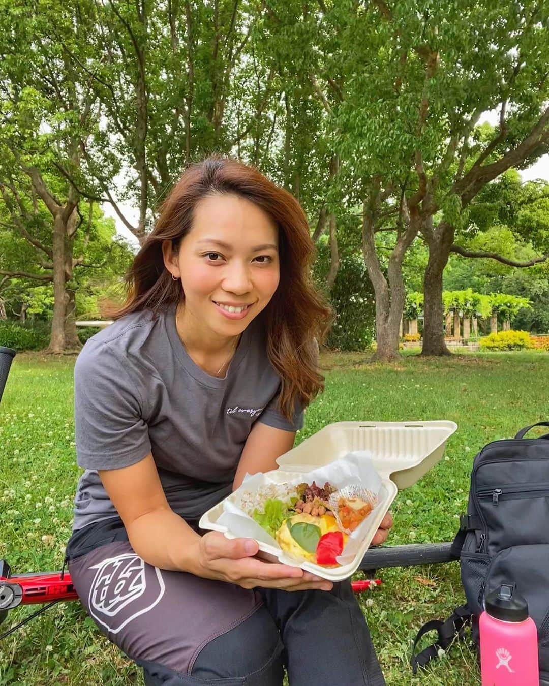 飯端美樹のインスタグラム：「練習の合間に @fitfood_home のお惣菜だけで作ったお弁当💛 一流シェフが手作りした無添加の冷凍食品✨ レンジで温めるだけで、栄養も見た目も完璧な食事ができるなんて最高🌼 #fitfoodhome」
