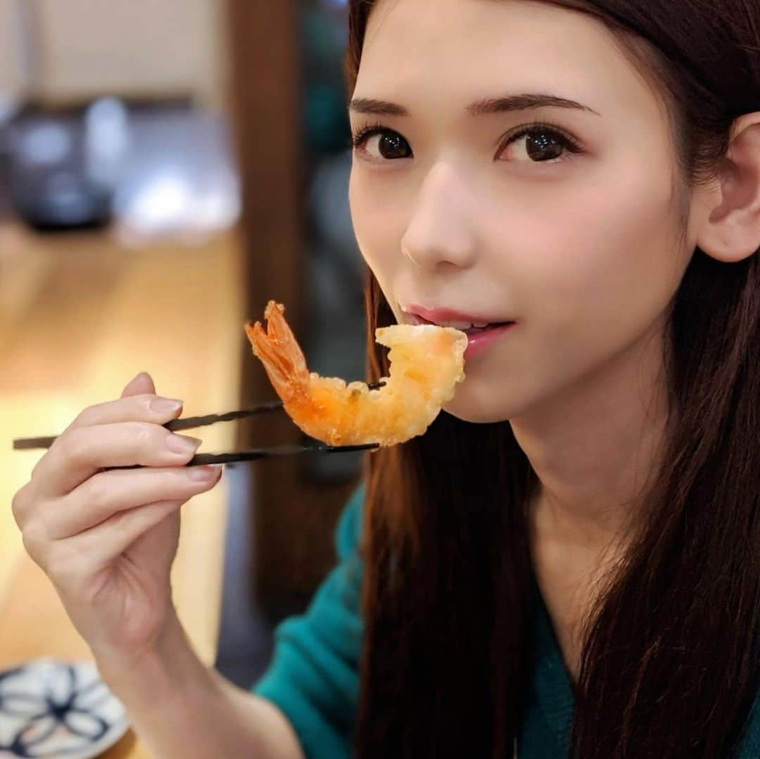 大見さなえさんのインスタグラム写真 - (大見さなえInstagram)「天使の海老☺️🍤﻿ 麻布十番『立呑み 天ぷら #喜久や 』その①﻿ ﻿ 前に渡部サロンオフ会で恵比寿店行った時は立ち飲みだったけど﻿ 今回麻布十番行ったら今は椅子も置いてあった🐥✨﻿ ﻿ 大根、天使の海老、大葉の付いてるキスの天ぷらなど🍤﻿ 余分な脂50%カットしてるそうで、軽くてサクサク(*´꒳`*)﻿ ﻿ 1品250円〜300円ほどでさくっと食べ飲みしやすい✨﻿ 0次会や土日だとお昼のみにも🙆‍♀️﻿ ワンちゃんも店内OK🐶﻿ ﻿ 営業時間・定休日	﻿ [月～金]﻿ 16:00～23:30﻿ （Food LO　22:30/Drink LO　23:00）﻿ ﻿ [土日祝日]﻿ 13:00〜23:30﻿ （Food LO　22:30/Drink LO　23:00）﻿ 日曜営業﻿ 定休日﻿ ﻿ #天ぷら #天婦羅 #てんぷら #立ち飲み﻿ #tempura #日本料理 #日本食 #japanesefood﻿ #海老 #えび #エビ #海老の天ぷら﻿ #東京カレンダー風 #ペット可﻿ #めぐログ_麻布十番 #麻布十番グルメ」6月15日 11時59分 - tabe_megumi