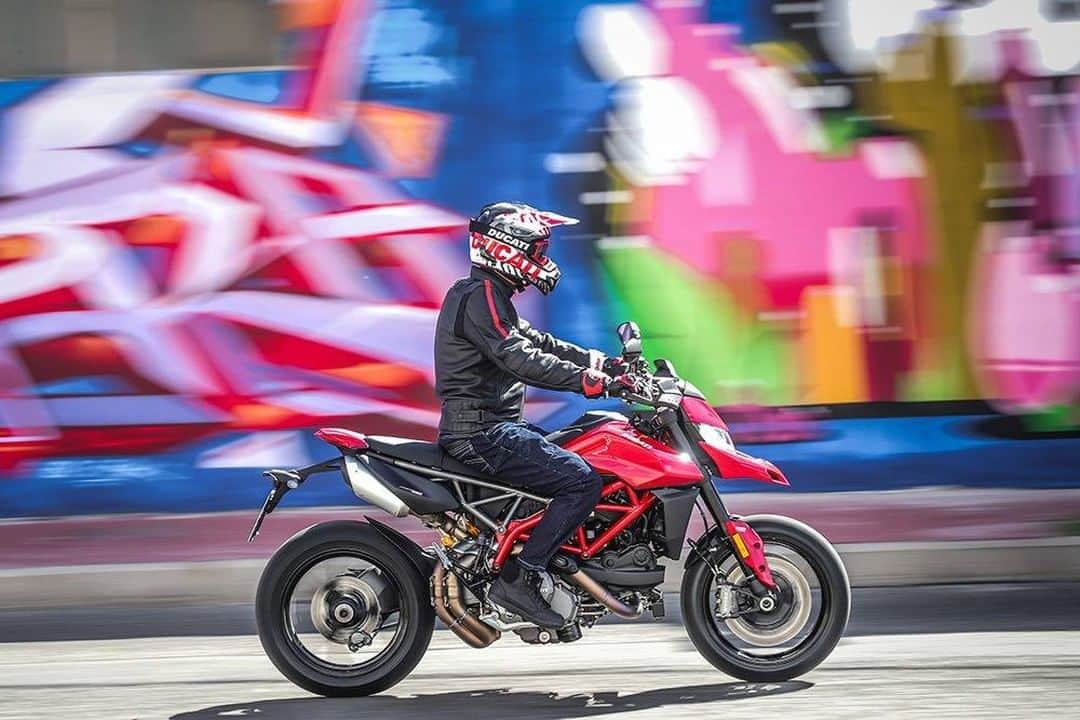 Ducati Japanさんのインスタグラム写真 - (Ducati JapanInstagram)「よりシャープに、よりアグレッシブに、そしてさらにハイパーモタードらしく進化したのがハイパーモタード950です。スーパースポーツやムルティストラーダなどと同じ、排気量937ccのテスタストレッタ11°エンジン搭載モデルのなかでは最高出力を発揮。圧縮比やカムプロファイル、スロットルボディやエンジンマネージメントシステムも独自に造り込みました。またトレリスフレームはパイプ直径を変更するなどして、高い剛性と軽量化を両立しています。そして外装類は燃料タンクやシートをスリム化しスタイルアップ。ライダーが前後移動しやすいフラットシートは、シャープなスタイリングにも効いています。  乗りこなす楽しみ溢れたハイパーモタード950。アグレッシブなパフォーマンスを体感してください。 ハイパーモタード950の詳細は、プロフィール( @ducatijapan )のリンクよりドゥカティ ジャパンのサイトをご覧ください。  #ドゥカティいいじゃん #ハイパモタード #GameOn #バイク #バイクのある生活 #バイクのある風景 #motorcycle #bike #ツーリング」6月15日 12時00分 - ducatijapan