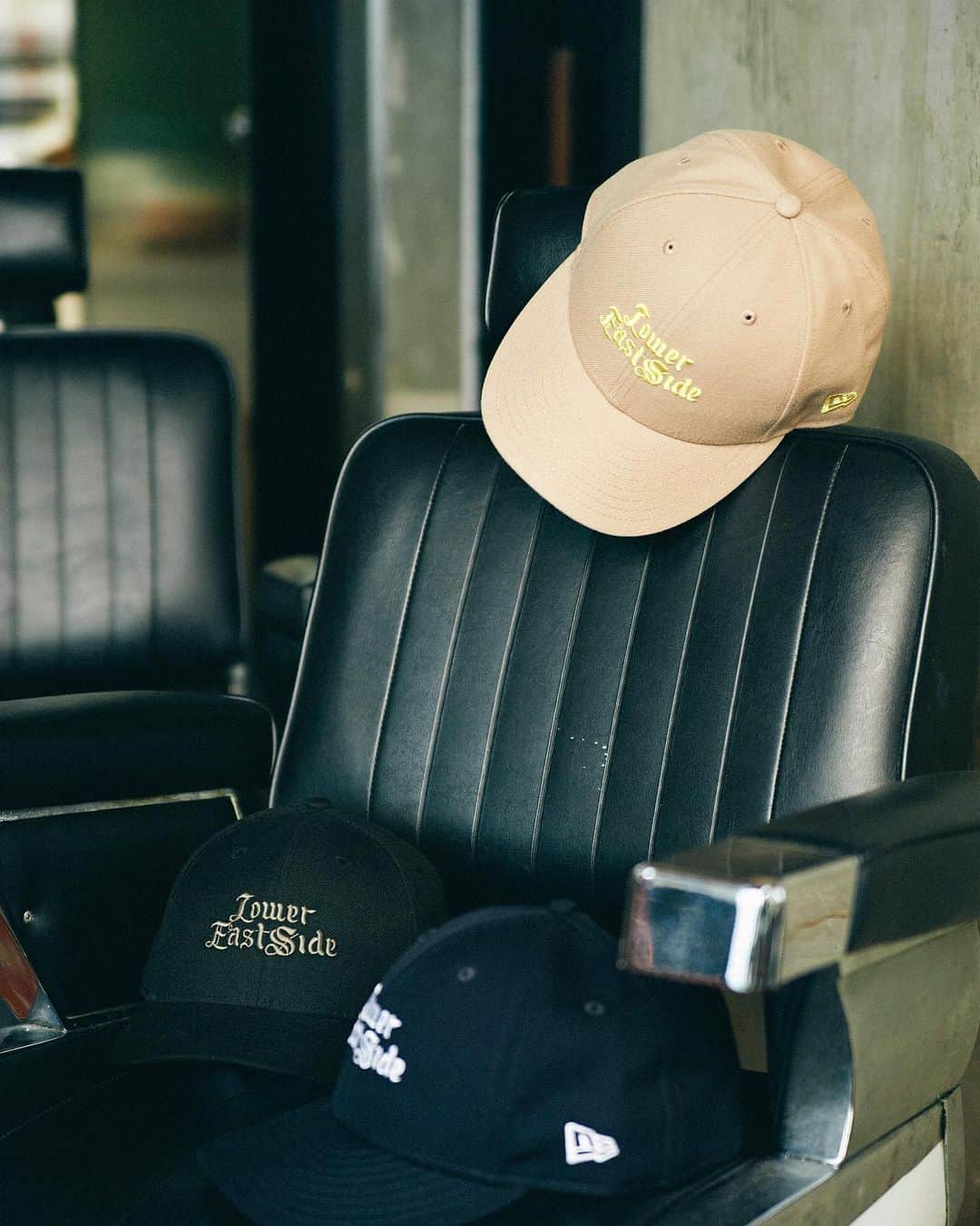 のインスタグラム：「FREEMANS SPORTING CLUB x NEW ERA﻿ ﻿ FREEMANS SPORTING CLUBと2020年にブランド100周年を迎えるNEW ERA (ニューエラ)の待望のコラボレーションアイテムが発売。﻿ ﻿ ニューエラの数あるアイテムのうち、今回型としてチョイスしたNEW ERA 59FIFTY LOW PROFILEは従来の59FIFTYよりもクラウンの高さが低めにデザインされ、バイザーがカーブ仕様なのが特徴。﻿ サイドに施されているNEW ERAロゴのフラッグ刺繍は全てクラウン部分の刺繍と同色となっております。﻿ ﻿ また今回は特別別注にてFSCオリジナルフォントを使用した「Lower East Side」のデザインを採用。﻿ 2005年にFREEMANS SPORTING CLUB – NY本店が誕生した地域である「Lower East Side」。敢えて文字間を不均一にしたデザインは、目まぐるしく変わりゆく街であるニューヨークを表現しています。﻿ ﻿ ストリートに精通し、キャップコレクターとしても知られるFREEMANS SPORTING CLUB BUYERの嗜好を詰め込んだ一品。﻿ 是非お手に取っていただき、拘り抜いたディテールを感じるとともに、胸懐の一つとして寄り添えますと幸いです。 ﻿ ﻿ 【発売日 6月17日(水)】﻿ FREEMANS SPORTING CLUB x NEW ERA﻿ product no：LP5950FSC-UF04﻿ color：black / navy / camel﻿ size : 7 1/4 7 3/8 7 1/2﻿ price：¥6,000+tax﻿ ﻿ #freemanssportingclub ﻿ #LowerEastSide #newera ﻿ #newerajapan ﻿ #59FIFTY」