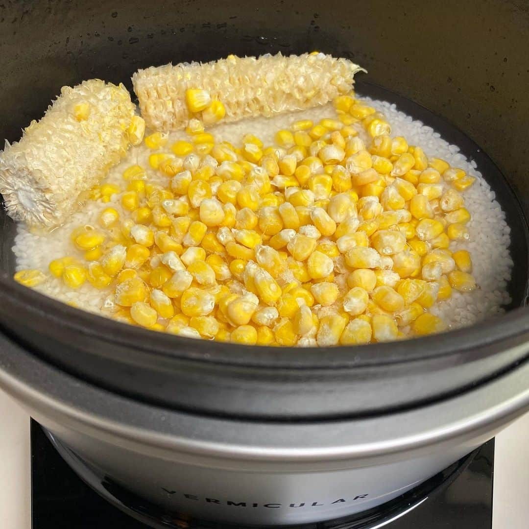 馬場裕之さんのインスタグラム写真 - (馬場裕之Instagram)「とうもろこしごはん🌽🍚 『材料』 とうもろこし1本 米2合 酒大さじ1 塩1つまみ ①とうもろこしの皮をむき半分に折って4枚目のように真ん中から粒を外していく。 ②洗って浸水させたお米に酒、塩を入れメモリまで水を入れ、とうもろこし、剥き終わった芯を入れて通常の炊飯モードで炊けば完成です。 噛むと粒がプチっとはじけてジューシーな甘い果汁がたまらないです。 芯からも香りや旨味が出るので一緒に炊いてみて下さい🌽 2杯目はバター醤油で😍 残りはおにぎりに🍙 #おうち時間  #おうちごはん  #吉本自宅劇場  #馬場ごはん  #vermicular」6月15日 12時07分 - hiro88