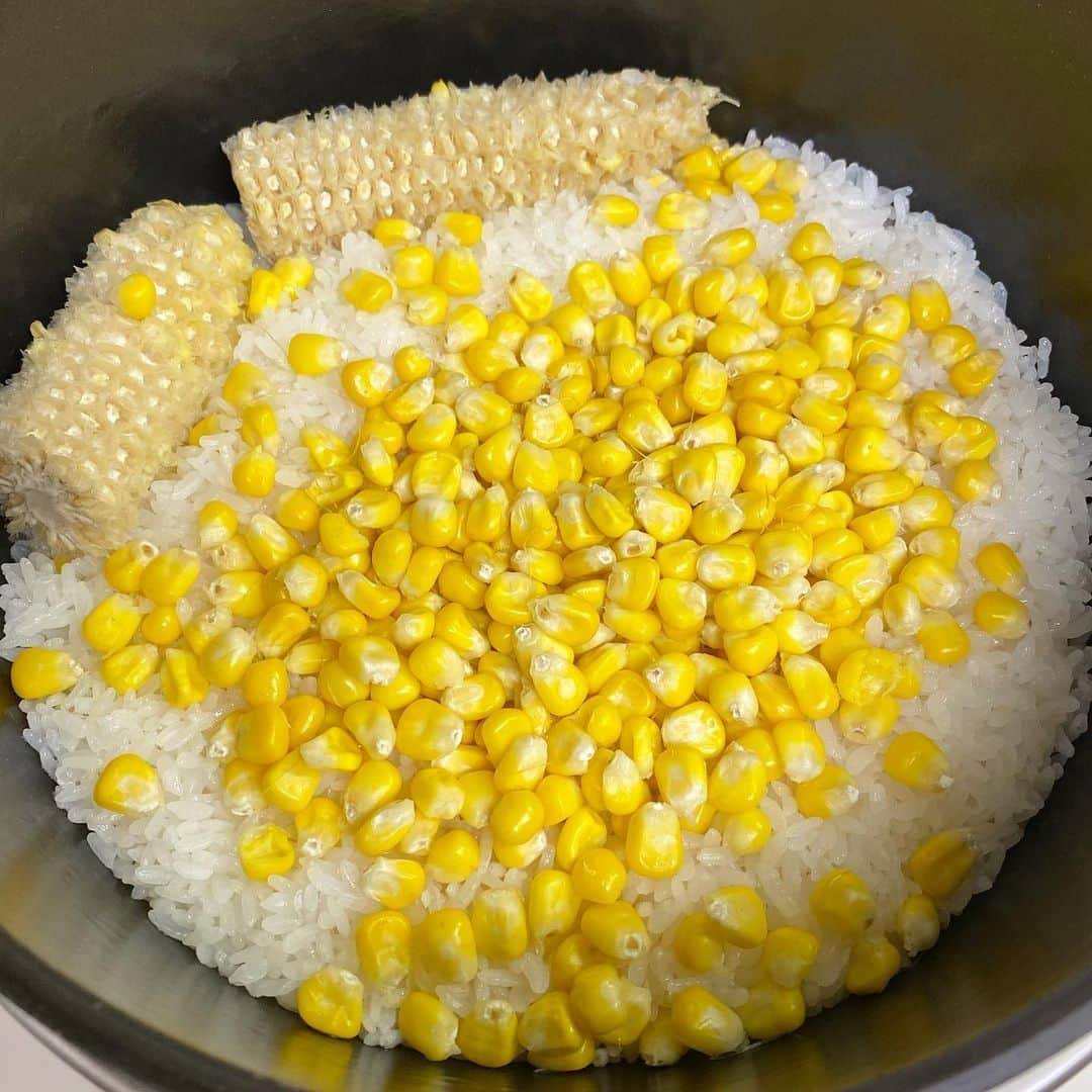 馬場裕之さんのインスタグラム写真 - (馬場裕之Instagram)「とうもろこしごはん🌽🍚 『材料』 とうもろこし1本 米2合 酒大さじ1 塩1つまみ ①とうもろこしの皮をむき半分に折って4枚目のように真ん中から粒を外していく。 ②洗って浸水させたお米に酒、塩を入れメモリまで水を入れ、とうもろこし、剥き終わった芯を入れて通常の炊飯モードで炊けば完成です。 噛むと粒がプチっとはじけてジューシーな甘い果汁がたまらないです。 芯からも香りや旨味が出るので一緒に炊いてみて下さい🌽 2杯目はバター醤油で😍 残りはおにぎりに🍙 #おうち時間  #おうちごはん  #吉本自宅劇場  #馬場ごはん  #vermicular」6月15日 12時07分 - hiro88