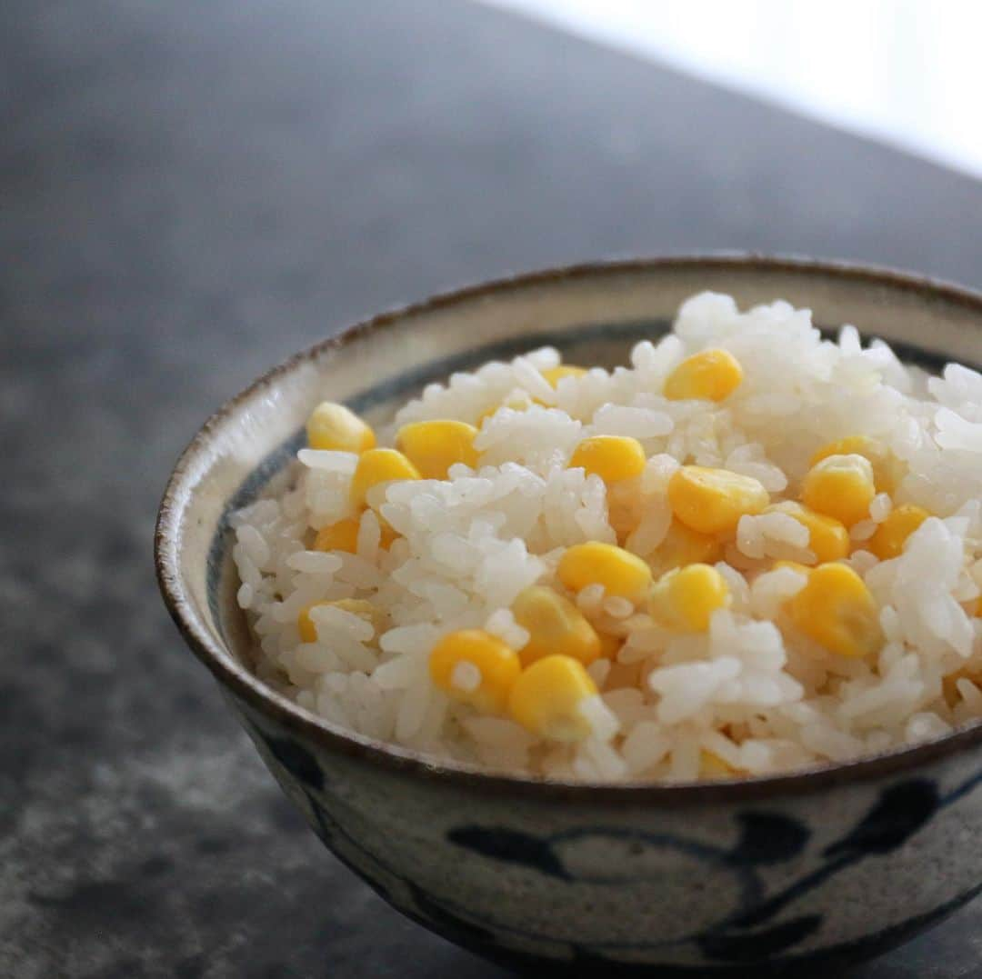 馬場裕之さんのインスタグラム写真 - (馬場裕之Instagram)「とうもろこしごはん🌽🍚 『材料』 とうもろこし1本 米2合 酒大さじ1 塩1つまみ ①とうもろこしの皮をむき半分に折って4枚目のように真ん中から粒を外していく。 ②洗って浸水させたお米に酒、塩を入れメモリまで水を入れ、とうもろこし、剥き終わった芯を入れて通常の炊飯モードで炊けば完成です。 噛むと粒がプチっとはじけてジューシーな甘い果汁がたまらないです。 芯からも香りや旨味が出るので一緒に炊いてみて下さい🌽 2杯目はバター醤油で😍 残りはおにぎりに🍙 #おうち時間  #おうちごはん  #吉本自宅劇場  #馬場ごはん  #vermicular」6月15日 12時07分 - hiro88