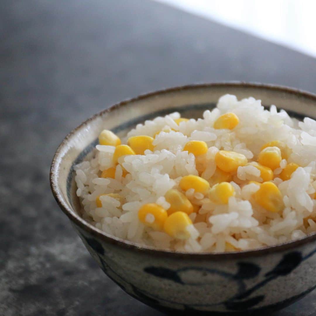 馬場裕之のインスタグラム：「とうもろこしごはん🌽🍚 『材料』 とうもろこし1本 米2合 酒大さじ1 塩1つまみ ①とうもろこしの皮をむき半分に折って4枚目のように真ん中から粒を外していく。 ②洗って浸水させたお米に酒、塩を入れメモリまで水を入れ、とうもろこし、剥き終わった芯を入れて通常の炊飯モードで炊けば完成です。 噛むと粒がプチっとはじけてジューシーな甘い果汁がたまらないです。 芯からも香りや旨味が出るので一緒に炊いてみて下さい🌽 2杯目はバター醤油で😍 残りはおにぎりに🍙 #おうち時間  #おうちごはん  #吉本自宅劇場  #馬場ごはん  #vermicular」