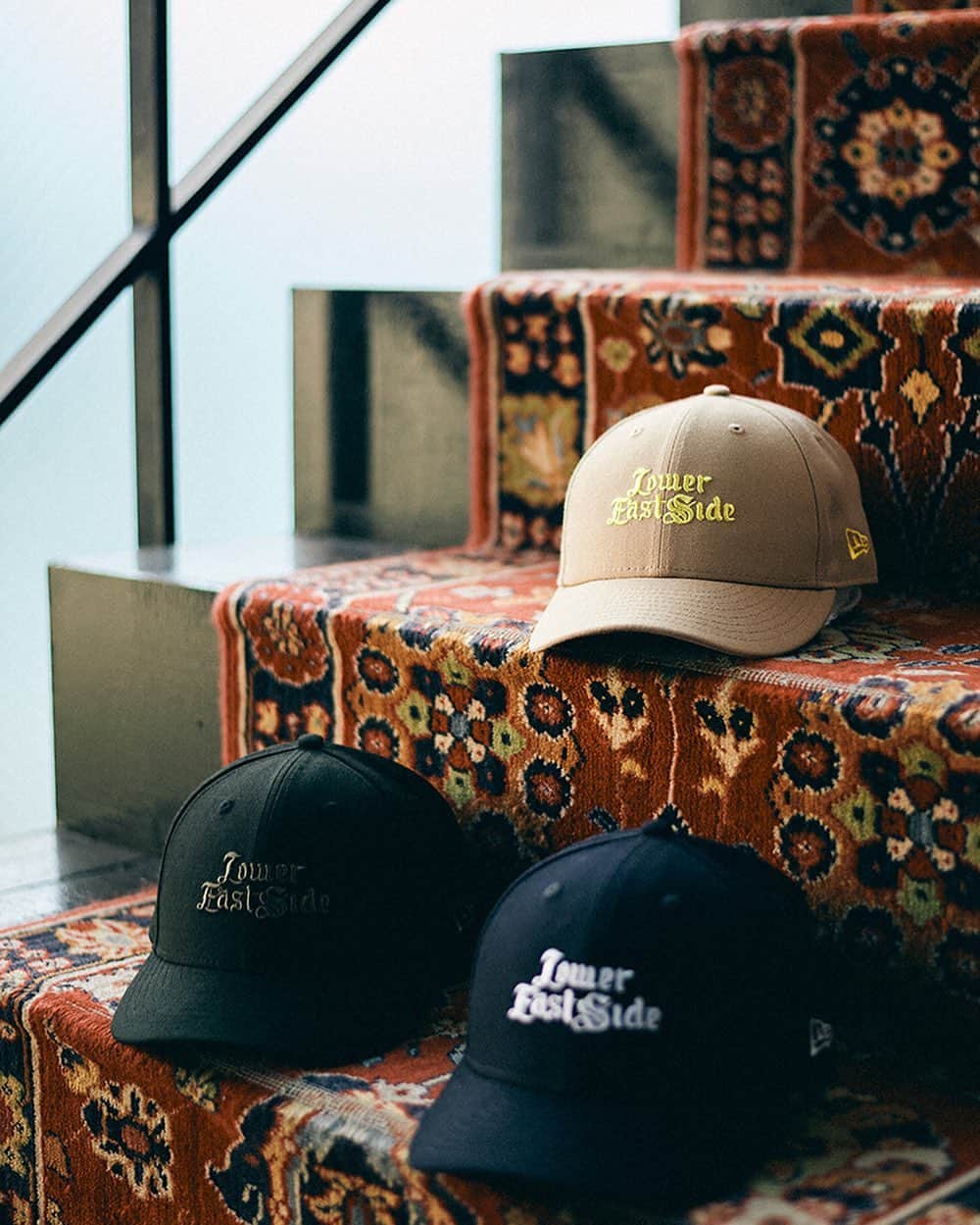 のインスタグラム：「FREEMANS SPORTING CLUB x NEW ERA﻿ ﻿ FREEMANS SPORTING CLUBと2020年にブランド100周年を迎えるNEW ERA (ニューエラ)の待望のコラボレーションアイテムが発売。﻿ ﻿ ニューエラの数あるアイテムのうち、今回型としてチョイスしたNEW ERA 59FIFTY LOW PROFILEは従来の59FIFTYよりもクラウンの高さが低めにデザインされ、バイザーがカーブ仕様なのが特徴。﻿ サイドに施されているNEW ERAロゴのフラッグ刺繍は全てクラウン部分の刺繍と同色となっております。﻿ ﻿ また今回は特別別注にてFSCオリジナルフォントを使用した「Lower East Side」のデザインを採用。﻿ 2005年にFREEMANS SPORTING CLUB – NY本店が誕生した地域である「Lower East Side」。敢えて文字間を不均一にしたデザインは、目まぐるしく変わりゆく街であるニューヨークを表現しています。﻿ ﻿ ストリートに精通し、キャップコレクターとしても知られるFREEMANS SPORTING CLUB BUYERの嗜好を詰め込んだ一品。﻿ 是非お手に取っていただき、拘り抜いたディテールを感じるとともに、胸懐の一つとして寄り添えますと幸いです。 ﻿ ﻿ 【発売日 6月17日(水)】﻿ FREEMANS SPORTING CLUB x NEW ERA﻿ product no：LP5950FSC-UF04﻿ color：black / navy / camel﻿ size : 7 1/4 7 3/8 7 1/2﻿ price：¥6,000+tax﻿ ﻿ #freemanssportingclub ﻿ #LowerEastSide #newera ﻿ #newerajapan ﻿ #59FIFTY」