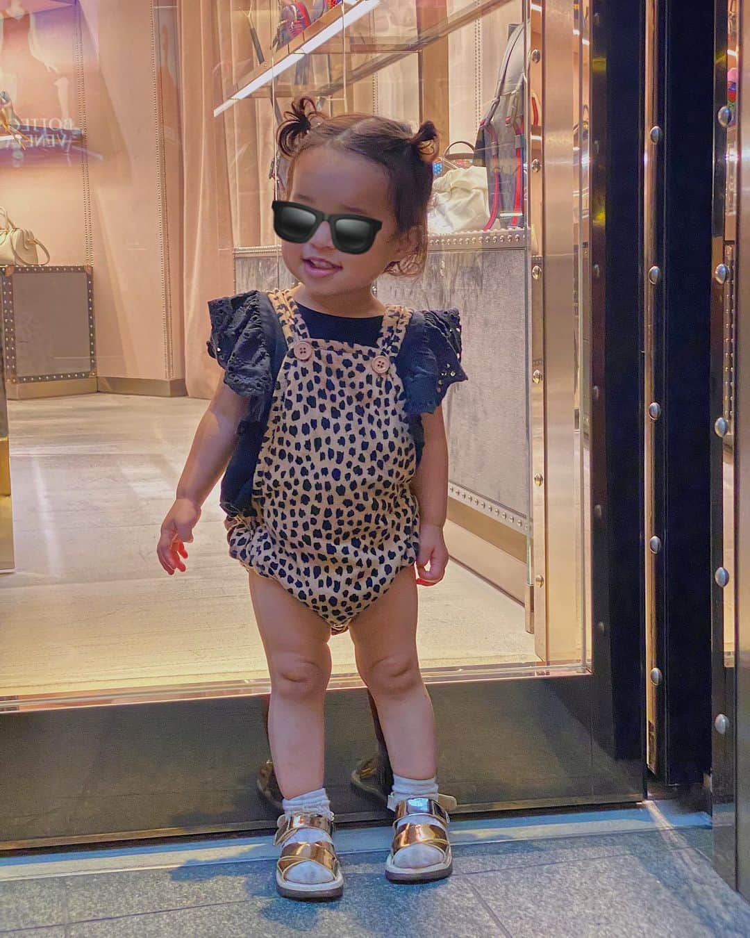 のインスタグラム：「子供のお洋服楽しい。 私はこんな格好できないからな。← . #GUCCIの威を借る娘 #着てる服はzaraにHMにUNIQLOという #GUCCI関係ない #どこでも買えるプチプラロイヤルストレートフラッシュコーデ #momlife #mommylife #mommy  #ママリ #育児 #男の子ママ #女の子ママ　#ママライフ  #3歳 #1歳  #二人育児 #motherof2 #motherhood  #baby #kidsgram_tokyo #babyphotography #babyphoto #コドモノ #ベビフル #mamanoko」