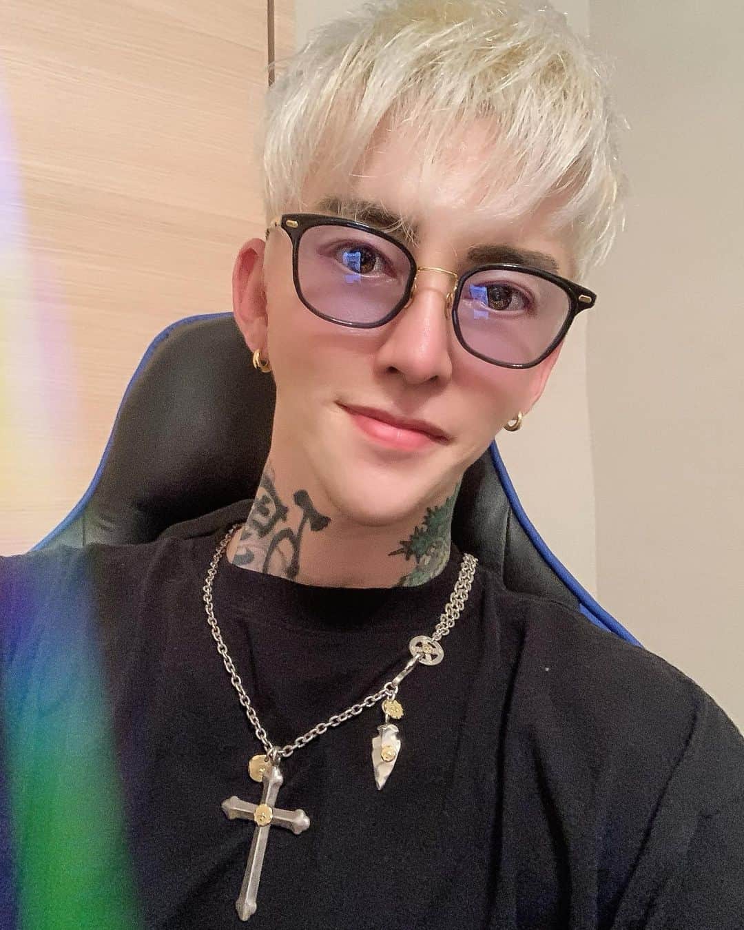 blackfox_toprebelのインスタグラム：「. 「New hair」に「New Goro’s」です👍🏻✨ 髪の毛は久しぶりにホワイトヘアにしましたよ 💇🏼‍♂️🎸⚡︎⚡︎ . I bleached my hair into a white collar!! Goro’s has also been updated!!!」