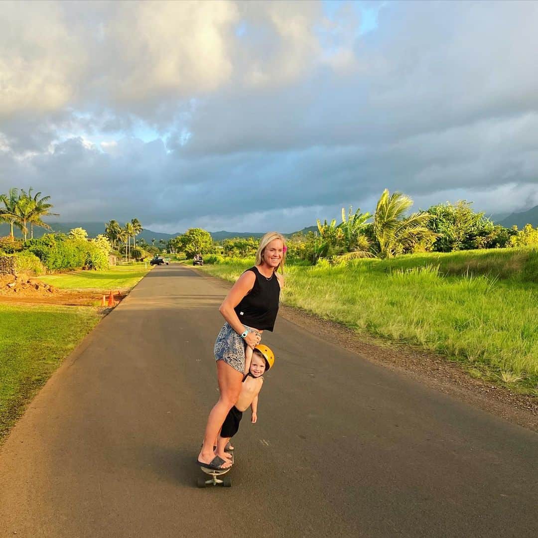 Bethany Hamiltonのインスタグラム：「Sharing the stoke with all ~ starts in the home ✨❤️ Let our days be filled with love, laughter, eye contact, hearing each other and most of all honesty and faithfulness!!! #ohana #family」