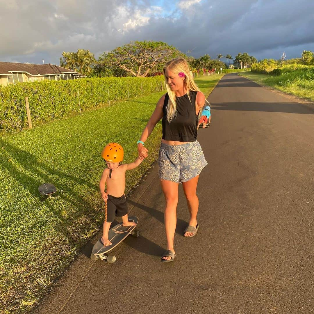 Bethany Hamiltonさんのインスタグラム写真 - (Bethany HamiltonInstagram)「Sharing the stoke with all ~ starts in the home ✨❤️ Let our days be filled with love, laughter, eye contact, hearing each other and most of all honesty and faithfulness!!! #ohana #family」6月15日 12時18分 - bethanyhamilton