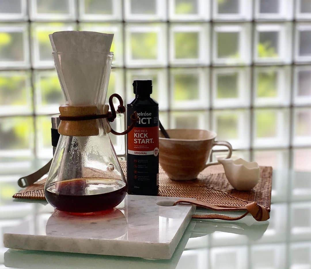 内山理名さんのインスタグラム写真 - (内山理名Instagram)「𝖫𝗈𝗏𝖾𝗅𝗒 𝗌𝗍𝖺𝗋𝗍 𝗈𝖿 𝗍𝗁𝖾 𝖽𝖺𝗒..🌵 ・ 浅煎りコーヒー豆がすき。 普段はブラック。 ・ 少し身体絞めたいなぁと思った時に　朝食をMCTオイル➕ココナッツミルク➕コーヒー。 ・ 午前中から集中力高めたい時にも。美味しいの♡ ・ ・ #morningroutine  #mctoil  #coffeetime」6月15日 12時18分 - rinauchiyama_official