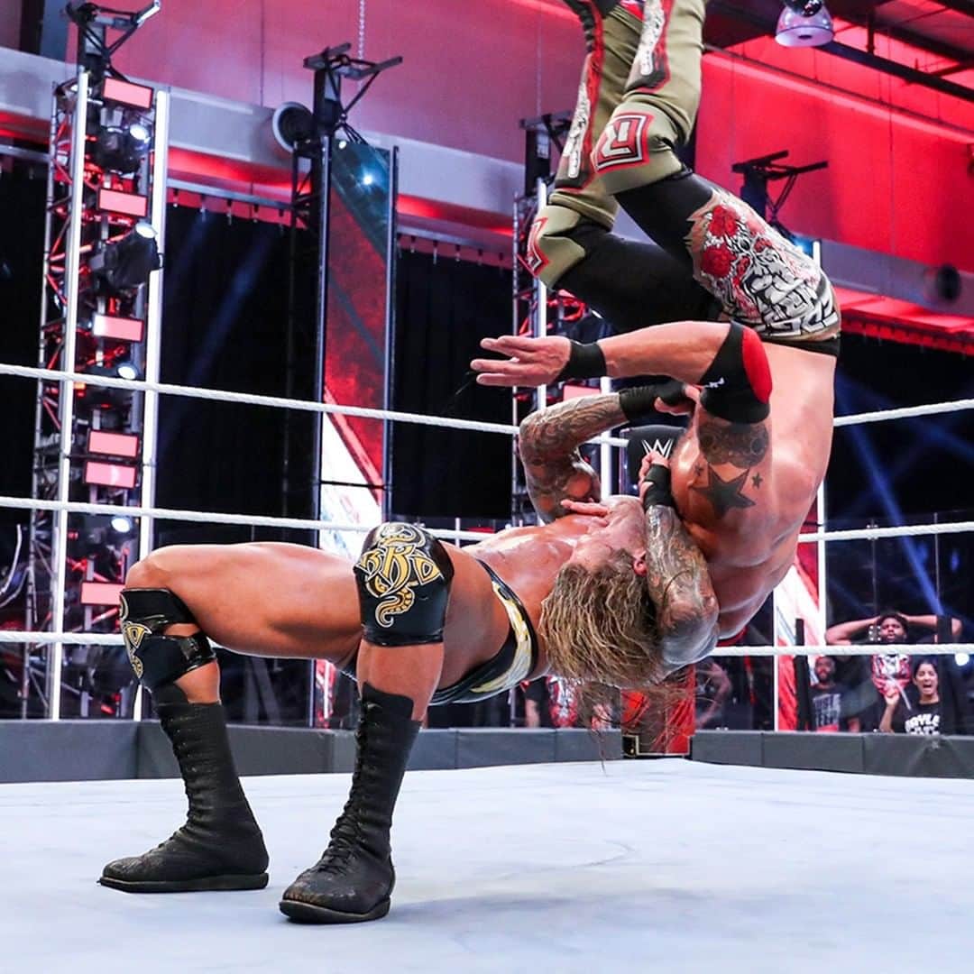 WWEさんのインスタグラム写真 - (WWEInstagram)「How many legendary finishing moves do you see? @edgeratedr vs. @randyorton had everything. #WWEBacklash」6月15日 12時21分 - wwe