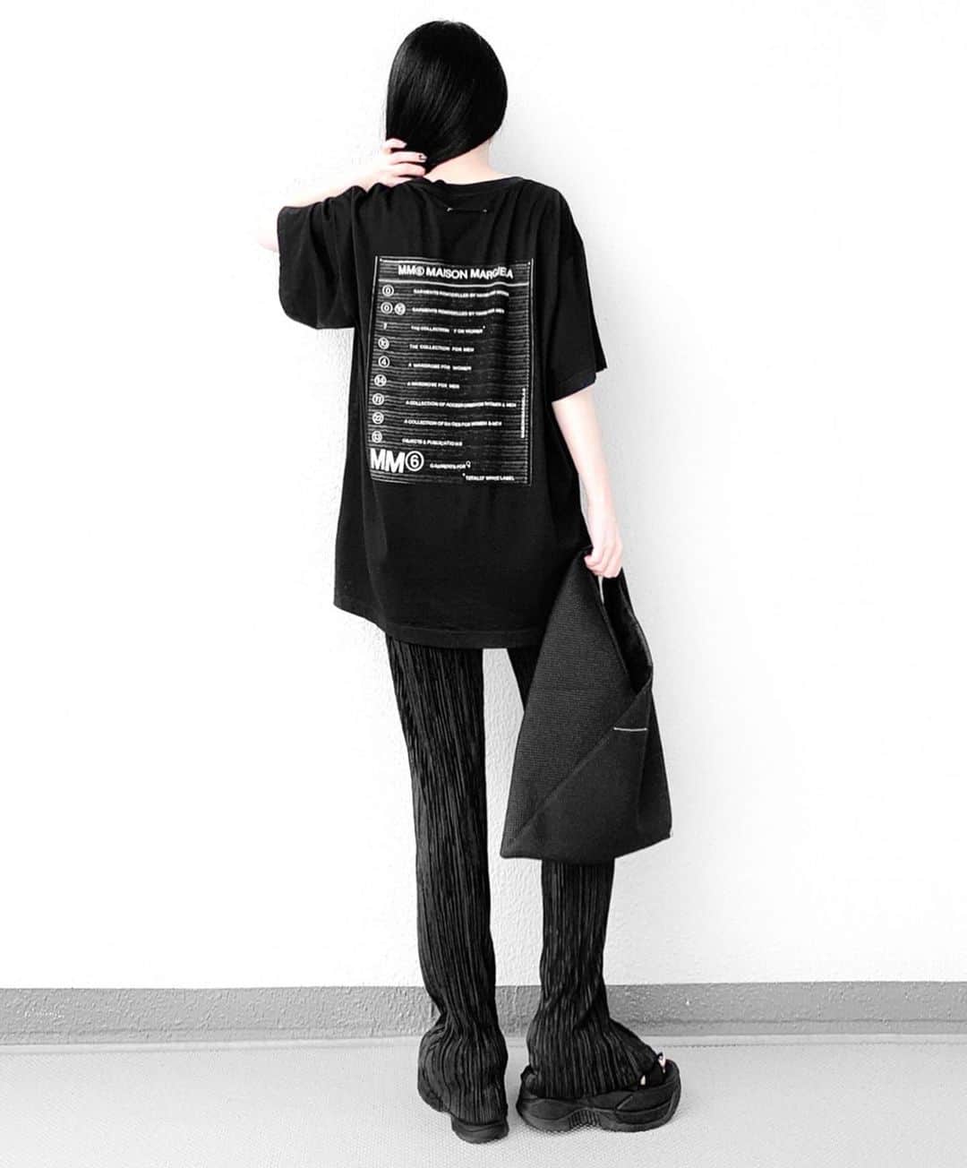 lve_xxxxのインスタグラム：「.﻿ .﻿ 詐欺盛れ細見えﾊﾟﾝﾂ﻿ 毎日履きたいﾚﾍﾞﾙにお気に入り🙈🖤笑﻿ ﻿ @lveu.official 6/21 (SUN) 🛒﻿ 🈟 Relax slim pants﻿ ﻿ 昨年友達が履いてて可愛い😍って思って﻿ 今年買ったｺﾗﾎﾞのSHAKA﻿ @murua_official で﻿ 予約してたの忘れてた📦﻿ ﻿ 今年ｻﾝﾀﾞﾙ買いすぎ問題😂﻿ ﻿ ﻿ コーデアイテム詳細は﻿ WEARをご覧くださいませ。﻿ ﻿ WEAR ： lvexxxx ﻿ 💻 https://wear.jp/sp/lvexxxx/﻿ ﻿ －－－－－－－－－－－－－－－－－－﻿ ﻿ 📢コメント頂ける際は、﻿ 最新投稿にお願い致します。﻿ ﻿ 過去投稿に頂いた際、気がつかない事もあり﻿ お返事致しかねる場合が御座います🙇‍♀ ️﻿ ﻿」