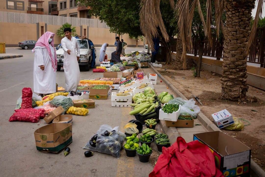 のインスタグラム：「Photo by @tasneemalsultan | With lockdown lifted, the street vendors are back to business in Riyadh. The new phase now includes a curfew, which begins at 8 p.m. across Saudi Arabia. #Riyadh #saudiarabia」