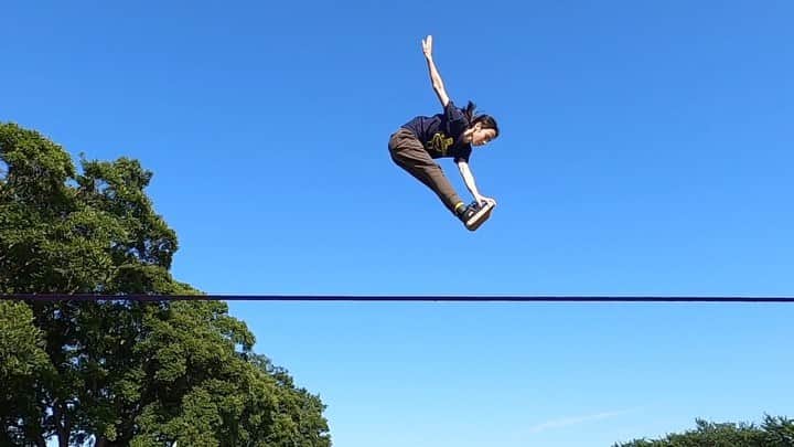 福田恭巳のインスタグラム：「Trickline after 2 months😍 I exercise little by little.  @jeeprealgames  @gibbonslacklines  @gibbonjapan  @karadafactory  #slackline #スラックライン #slacklife #yukimi #gibbonslacklines #trickline  #jeep #ジープ #JeepRealGames #ThePowerofReal #JeepJapan #gopro #goproのある生活  #ママアスリート #女の子ママ #体幹 #バランス」