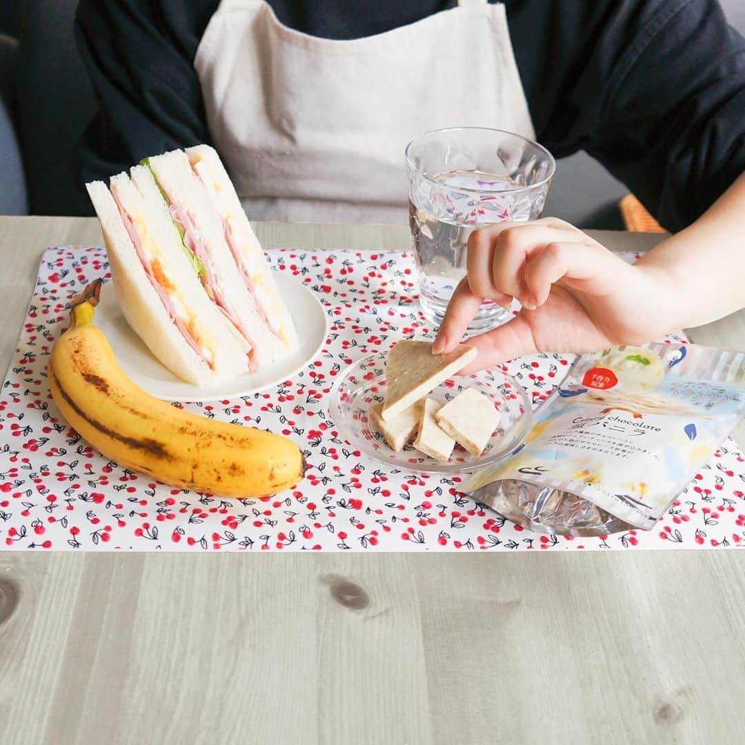 鈴木栄光堂さんのインスタグラム写真 - (鈴木栄光堂Instagram)「. 今日の朝ごはんは サンドイッチ🥪とバナナ🍌とひとりじめスイーツ塩バニラ🍫 . 塩味が効いてるから朝でも食べれちゃう😊 . 鈴木栄光堂商品を投稿いただいた方の投稿を 当アカウントでご紹介させていただきます！ . ぜひタグ付けして投稿してみてください💕  #鈴木栄光堂#ひとりじめスイーツ#ひみつのしましま#チョコレート＃チョコ#チョコレートスイーツ#塩バニラ#朝ごはん#あさごはん#おうちごはん#おうち時間#おうちカフェ#お家カフェ#暮らしを楽しむ#おうちおやつ#スイーツ#丁寧な暮らし#homecafe#homemadefoo#stayhome#食後のおやつ#おやつ#おやつタイム#おやつの時間#今日のおやつ#甘いもの#甘いもの好き#甘党女子#スイーツ好き#インスタスイーツ#サンドイッチ」6月15日 12時46分 - s_eikodo_sweet