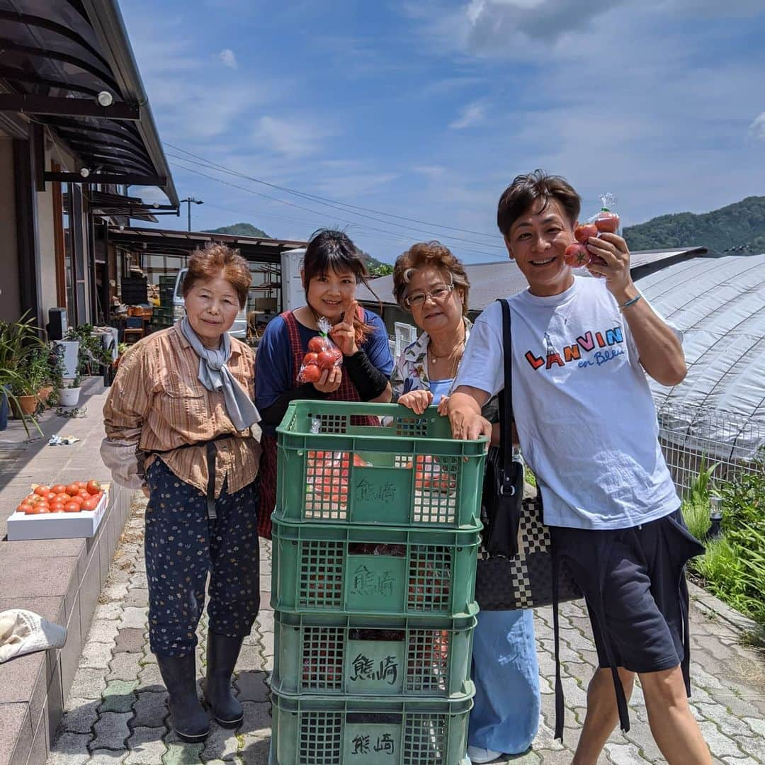 小椋ケンイチ(おぐねー)さんのインスタグラム写真 - (小椋ケンイチ(おぐねー)Instagram)「地元でめちゃめちゃ有名な 熊崎さんの【くまとま🍅】 他のトマト🍅とは比較にならないくらい甘くて美味しいトマトなのです!! トマトの販売機で買えるのだけど夕方行っても買えないくらい大人気✨ スライスしてお砂糖かけて食べても美味しいし 煮込んでスープにも パスタにも✨ 贅沢なトマトは幸せにしてくれますね😉✨♥🍅 #くまとま」6月15日 12時38分 - kenichi_ogura