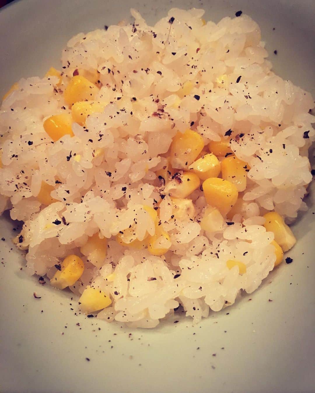 小林佳果さんのインスタグラム写真 - (小林佳果Instagram)「とうもろこしの美味しい季節です！  とうもろこしを芯ごと炊き込んだ、 「とうもろこしご飯」からの、 「とうもろこし 炒飯」が絶品！  今日も、旬のものをいただく幸せ♪  #おうちご飯　#とうもろこしご飯  #けいカフェご飯」6月15日 12時39分 - keika_kobayashi
