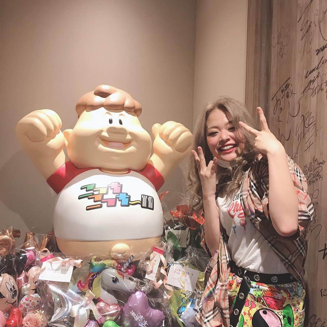 池田真一のインスタグラム：「先日 エルフ荒川がお祝いでシャンパン持って来てくれました！ ありがとう🙇‍♂️ スタッフにULIKEってアプリ取らせて10枚ぐらい写真撮らせてました！」