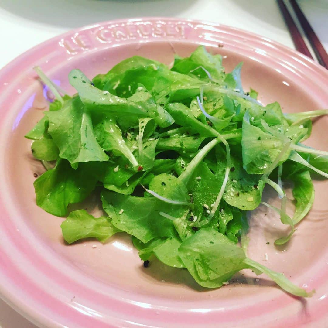 香西咲さんのインスタグラム写真 - (香西咲Instagram)「#おはよう ☀ #水耕栽培 で育てた#レタス がいい感じになったので、#ベビーリーフ として食べました🥰🥬 #初めてのお味 はとてもシャキシャキ✨😃 レタスの、植物の生命力を感じました。 一枚一枚感謝しながらいただきました🥬 #プチガーデニング  #丁寧な暮らし」6月15日 12時42分 - saki.kouzai