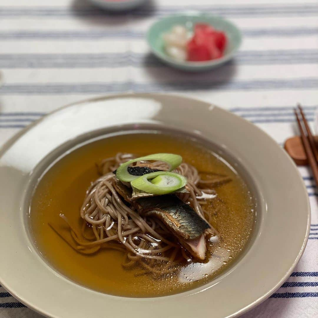 ユリ さんのインスタグラム写真 - (ユリ Instagram)「시원함이 고파지는 오늘 같은 날엔 🐟청어소바🐟  덤 으로  청어 알을 넣어 만든 청어알라면  난생처음으로  손질해본 청 ... ㅇ ㅓ ... 누구랑 같이 해먹었게 ^^??!! #유리한식탁 #유리한요리 #청어소바🐟 #にしんそば」6月15日 12時42分 - yulyulk