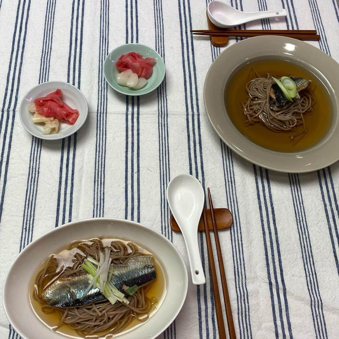 ユリ さんのインスタグラム写真 - (ユリ Instagram)「시원함이 고파지는 오늘 같은 날엔 🐟청어소바🐟  덤 으로  청어 알을 넣어 만든 청어알라면  난생처음으로  손질해본 청 ... ㅇ ㅓ ... 누구랑 같이 해먹었게 ^^??!! #유리한식탁 #유리한요리 #청어소바🐟 #にしんそば」6月15日 12時42分 - yulyulk