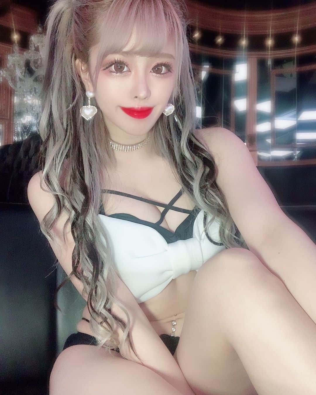 あんじゅのインスタグラム：「♡ ． 土曜日の夜は皆さんと素敵な時間を共有出来て、久しぶりの方にも沢山会えて嬉しかったです😌💓 ． 終わってからが1番号泣しました🤣🤣 ． ． 今日から切り替えてまた新しいバーレスク大阪です( ˘꒳​˘ ) LINE＠でお得なクーポンも配信中です😛🤟🏻 ． ． ． ．  #Burlesque #バーレスク #バーレスク東京 #大阪 #バーレスク大阪 #北新地 #ミナミ #キャバクラ #ホスト #歌舞伎町 #ダンサー #Japanesegirl #自発ください  #ロリ顔 #グラビア  #ガンメッシュ #ギャル #加工厨 #量産型 #太もも #むちむち #低身長女子 #雰囲気詐欺 #雰囲気好きな人いいね #自撮り界隈  #1mmでもいいなと思ったらいいね #被写体  #マシュマロボディ #ギャルメイク #水着ギャル」
