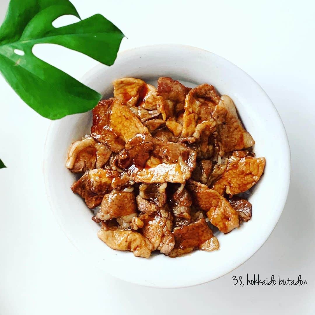 市橋有里のインスタグラム：「北海道の豚丼 ・ うまっ!!! 初めて作ったけれど実は食べるのも初めてw 北海道といえば言わずと知れた 美味しいものづくしのとこ。 海鮮、ラーメン、ジンギスカン… 何を作ろうかと考えていたところ 十勝帯広豚丼を目にし、飾り気なしでシンプルに作ってみました。 【cookpadレシピID 3447178】 さんのを参考にさせて頂きました。プリンのカラメルの要領で火事手前wまで焦がすことがポイント。材料はシンプルだけど、このひと手間をかけることで黒さとコクが出るんですね〜♪ 千切りキャベツをご飯と豚肉の間に敷き詰めても美味しそうだし、 玉ねぎを豚肉といっしょにサッと炒めても。炭水化物控えめ組には、レタスで巻いても美味しそうですね♪ この夏は豚丼出番が多そうです♪ ・ #聖火リレー #47都道府県 #38県目 #郷土料理 #郷土料リレー #ソウルフード #豚丼 #北海道 #十勝帯広豚丼  #おうちごはん #小料理屋あり #instafood  #soulfood」