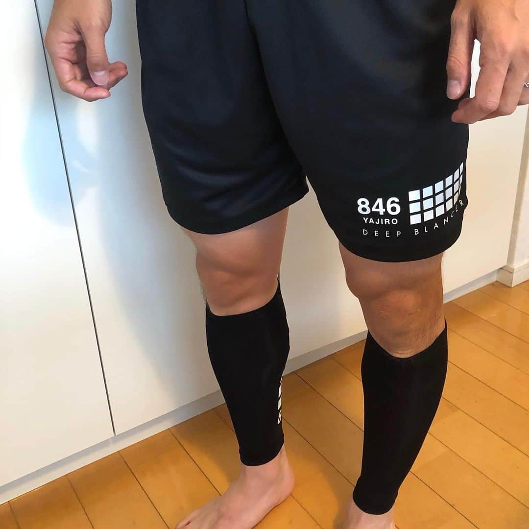 のインスタグラム：「846YAJIROさんからカーフガードとハーフパンツが届きました！  カーフガードは疲労回復に。 ハーフパンツも履きやすくて、暑くなってくるこれからの季節に最適です！  小屋松 知哉選手に紹介してもらいました^_^  リーグ再開に向けて、しっかりと良い準備をしていきたいと思います⚽️」