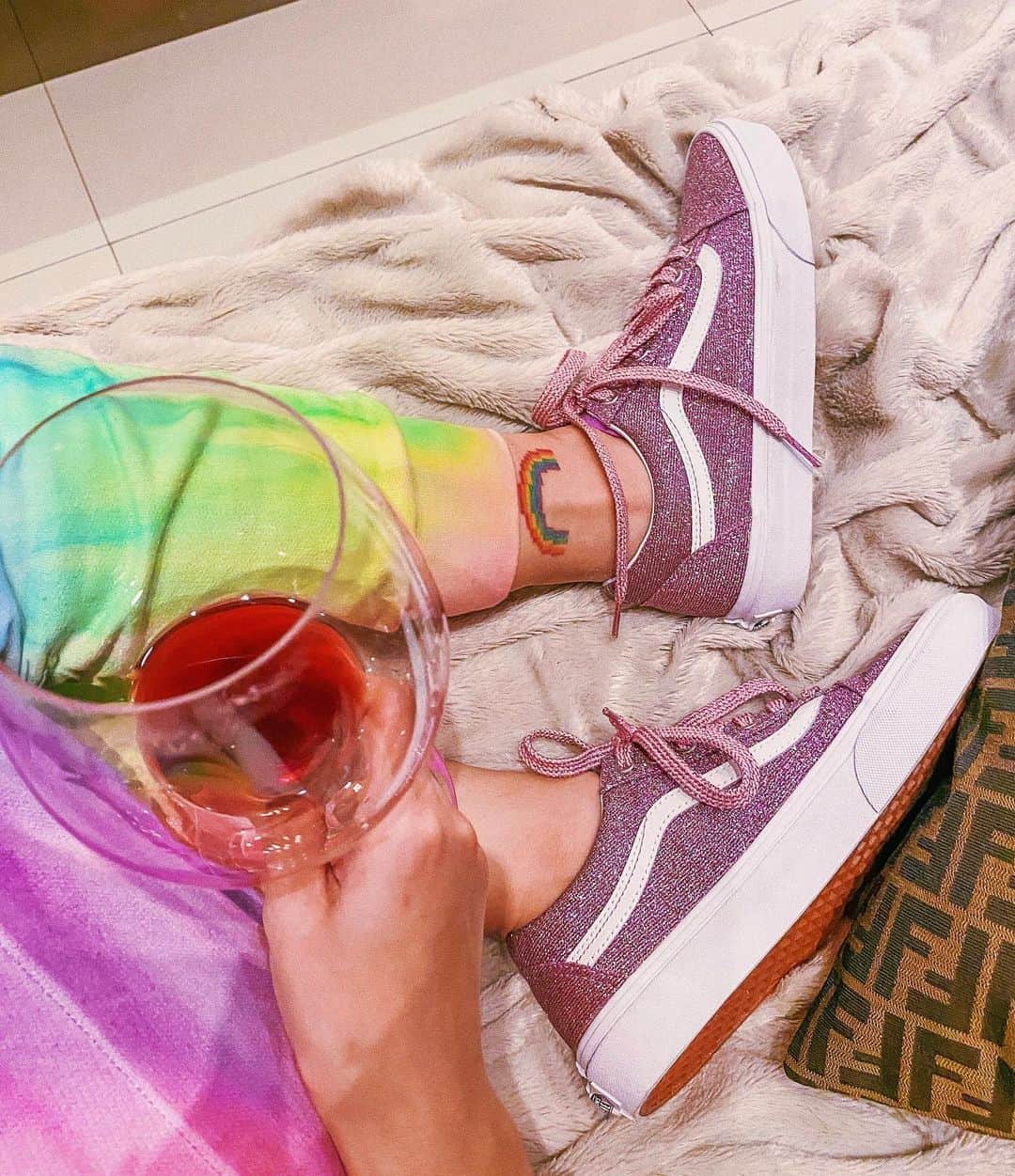 Gabriela Salesのインスタグラム：「Pronta pra mais uma semana de vários domingos 🍷🍷🍷」