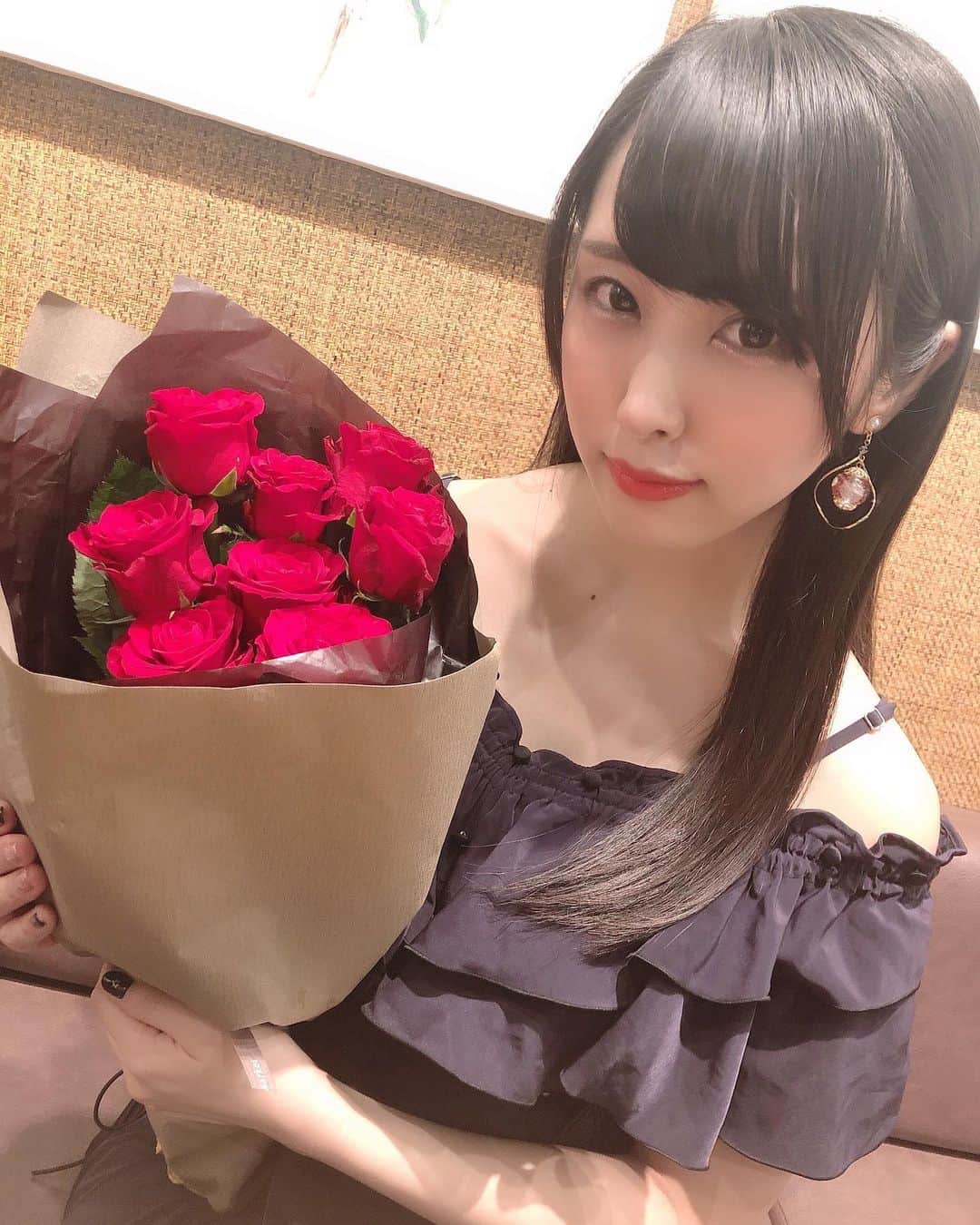 のインスタグラム：「おはくま🐻 . . 🌹 . . #おはよう #gm #goodmorning #おはくま #日々の出会いに感謝 #バクステ外神田一丁目 #熊本美和 #miwakumamoto  #アイドル #idol #일본 #아이돌 #アイドルボウラー #Pリーガー #プロボウラーになりたい #japanesegirl #followme #kawaii #makeup #beauty #黒髪 #🌹 #薔薇 #花束 #ありがとう #すきぴ」