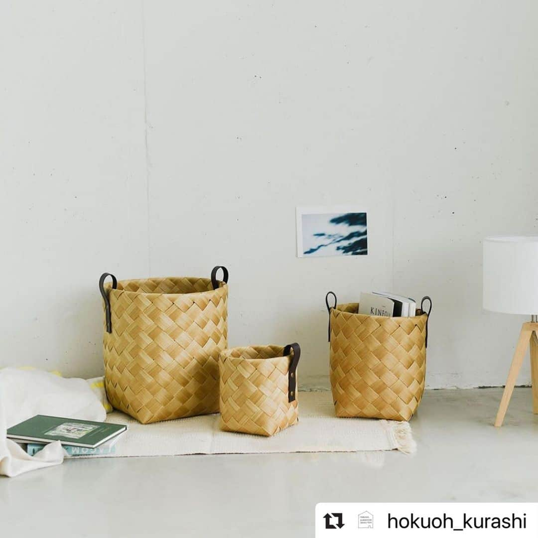 stacksto（スタックストー）のインスタグラム：「#Repost @hokuoh_kurashi with @make_repost ・・・ ざっくり入れて、かわいく収納できる♪ 北欧のかごのような「洗える収納バスケット」をつくりました！ - - - - - - - - - - - - - - 毎日使う暮らしの道具は、 取り出しやすい場所に置いておきたい。 けれど出しっぱなしにしておくと、 インテリアになじまないことも。 . ざっくり入れておくだけで、 素敵に見える収納アイテムがあったら。 . そんな想いで、私たちも大好きな「北欧かご」をモチーフに 収納バスケットを作りました！ . 白樺のような自然な風合いですが、 じつは熱にも水にも強い「テンネスク」という素材で 作られています。 . 天然かご特有のささくれだちや 毛羽立ちの心配がないので、 衣類やタオルを入れても安心ですよ。 . また水洗いもできるので、 清潔を保てるのも嬉しいポイント。 鉢カバーとしてお使いいただくこともできますよ。 . サイズは3種類。 用途にあわせてお選びくださいね。 - - - - - - - - - - - - 北欧のかごのような、洗える収納バスケット . ▶お買いものは写真内のタグをタップ！　またはプロフィールのリンクからどうぞ→@hokuoh_kurashi ・ #interior#livingroom#homedecor#instahome#homewares#furniture#homestore#インテリア#北欧インテリア#リビング#寝室#賃貸#かご#バスケット#北欧のカゴ#マイホーム#インテリア雑貨#家具#シンプル#シンプルライフ#シンプルデザイン#暮らしを楽しむ#日々の暮らし#北欧#暮らし#北欧暮らしの道具店」