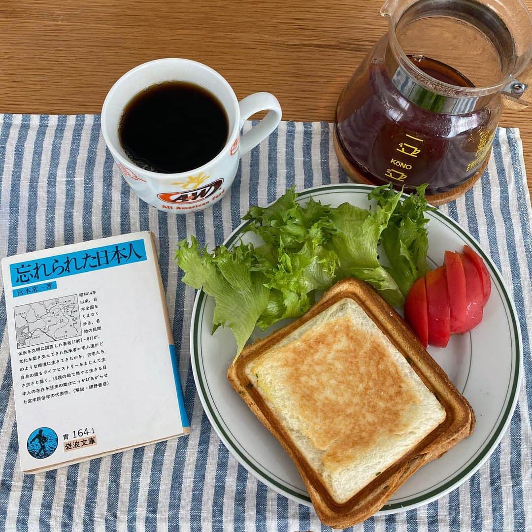 クボタマサヒコのインスタグラム：「🥪🌿🥚🧀☕️ #hotsand #coffee #AandW #kono #クボタ食堂 #忘れられた日本人 #books #booksandcoffee  何度か言及してますが「土佐源氏」の章、馬喰(牛馬の仲買人)だった盲目の乞食のお爺さんの語りの切なさは、何度読んでもどんな恋愛小説より胸に沁みます。(リアルな民俗学記録が故) この箇所だけでも必読です📖」