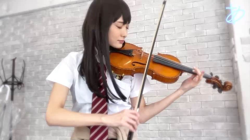 のインスタグラム：「📺🎻 Ayasa channel第92弾٩(ˊωˋ*)و . 今回はアニメ『恋は雨上がりのように』エンディングテーマ、Aimer様の『Ref:rain』をあきらちゃんコスで弾いてみました☂️✨ → http://www.youtube.com/watch?v=GpISVjeiy6k . 前回の『This game』に引き続き、カバー曲リクエスト募集で沢山の方からご希望いただいたこの『Ref:rain』✨ . 今回カバーするにあたって改めてじっくり聴かせていただいて、めちゃめちゃ心に沁みました…😭✨ 歌詞にもメロディにも心洗われますね…アレンジ考えながら良い曲すぎて泣けました…😢✨涙 サビでいくつもフレーズが繰り返されるところにぐっときます。。。 . 実は以前『恋は雨上がりのように』の他の曲をカバーしたいなと思いつつタイミングを逃してしまっていたりしていたのですが、今回この『Ref:rain』の素晴らしさに気づかせていただけて、リクエスト下さった皆様に感謝しかありません。本当にありがとうございました…！！！ . この曲を愛する皆様に私の演奏も楽しんで聴いていただけたら嬉しいです💙 . そして今年もまたちょうど梅雨に入り雨の時期なうなので(笑)以前カバーしたいと思っていた曲とも改めて向き合ってみようかなと思ったりもしています(*´ω`*) . 雨の日が続くと気分が落ち込みがちではありますが、この動画を観て下さった皆さんの心が少しでも明るくなりますように☔️✨ ・ ・ #ayasachannel #ヲタリスト  #バイオリン #弾いてみた #violincover #violinist #バヨリン弾き #5string #5弦バイオリン #恋は雨上がりのように #恋雨  #refrain #aimer  #橘あきら #コスプレ #cosplay  #リクエストありがとうございました #梅雨入り」
