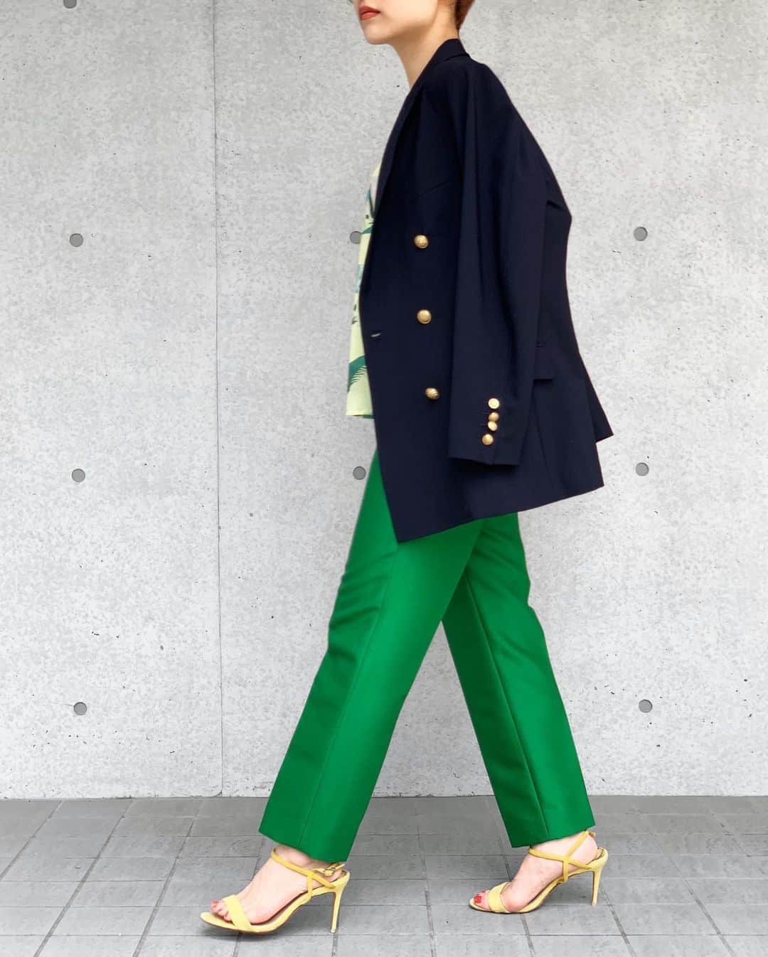 丸山敬太さんのインスタグラム写真 - (丸山敬太Instagram)「. オーバーサイズでマニッシュなサマージャケットを 軽やかなキャミソールとビビットなグリーンのカラーパンツでフェミニンにコーディネート。 ﻿ ジャケットは品のあるエンブレムのボタンディティール。 ヒールでマニッシュなコーデを女性らしく着こなして ﻿ ﻿ ✔︎Summer poral jacket ﻿ ¥86,000+tax﻿ (White/Navy)﻿ ﻿ ✔︎Paradise Print-Thinly Camisole﻿ (blue/yellow)﻿ ¥36,000+tax﻿ ﻿ ✔︎Bright Silk pants﻿ (pink/green)﻿ ¥68,000+tax⇨マークダウン対象商品﻿ ﻿ ﻿ ー丸山邸ー﻿ ■ 営業日﻿ 木曜日、金曜日、土曜日﻿ ■営業時間﻿ 12:00〜18:00﻿ 東京都港区南青山4-25-10 1F﻿ TEL ：03-3406-1935﻿ ﻿ ーKEITA MARUYAMA WEB STOREー﻿ 🛒https://store-keitamaruyama.com/pc/﻿ ➡︎ @keitamaruyama_official ﻿ ﻿ #keitamaruyama #ケイタマルヤマ﻿ #ジャケット #サマージャケット #パンツ﻿ #キャミソール #パラダイス #プリント ﻿ #pants #jacket #camisole #skirt #paradise #summer #coordinate ﻿ ﻿ ﻿」6月15日 13時26分 - keitamaruyama_official