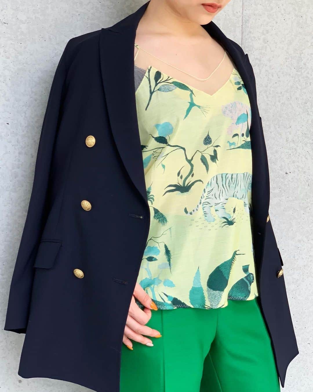 丸山敬太さんのインスタグラム写真 - (丸山敬太Instagram)「. オーバーサイズでマニッシュなサマージャケットを 軽やかなキャミソールとビビットなグリーンのカラーパンツでフェミニンにコーディネート。 ﻿ ジャケットは品のあるエンブレムのボタンディティール。 ヒールでマニッシュなコーデを女性らしく着こなして ﻿ ﻿ ✔︎Summer poral jacket ﻿ ¥86,000+tax﻿ (White/Navy)﻿ ﻿ ✔︎Paradise Print-Thinly Camisole﻿ (blue/yellow)﻿ ¥36,000+tax﻿ ﻿ ✔︎Bright Silk pants﻿ (pink/green)﻿ ¥68,000+tax⇨マークダウン対象商品﻿ ﻿ ﻿ ー丸山邸ー﻿ ■ 営業日﻿ 木曜日、金曜日、土曜日﻿ ■営業時間﻿ 12:00〜18:00﻿ 東京都港区南青山4-25-10 1F﻿ TEL ：03-3406-1935﻿ ﻿ ーKEITA MARUYAMA WEB STOREー﻿ 🛒https://store-keitamaruyama.com/pc/﻿ ➡︎ @keitamaruyama_official ﻿ ﻿ #keitamaruyama #ケイタマルヤマ﻿ #ジャケット #サマージャケット #パンツ﻿ #キャミソール #パラダイス #プリント ﻿ #pants #jacket #camisole #skirt #paradise #summer #coordinate ﻿ ﻿ ﻿」6月15日 13時26分 - keitamaruyama_official