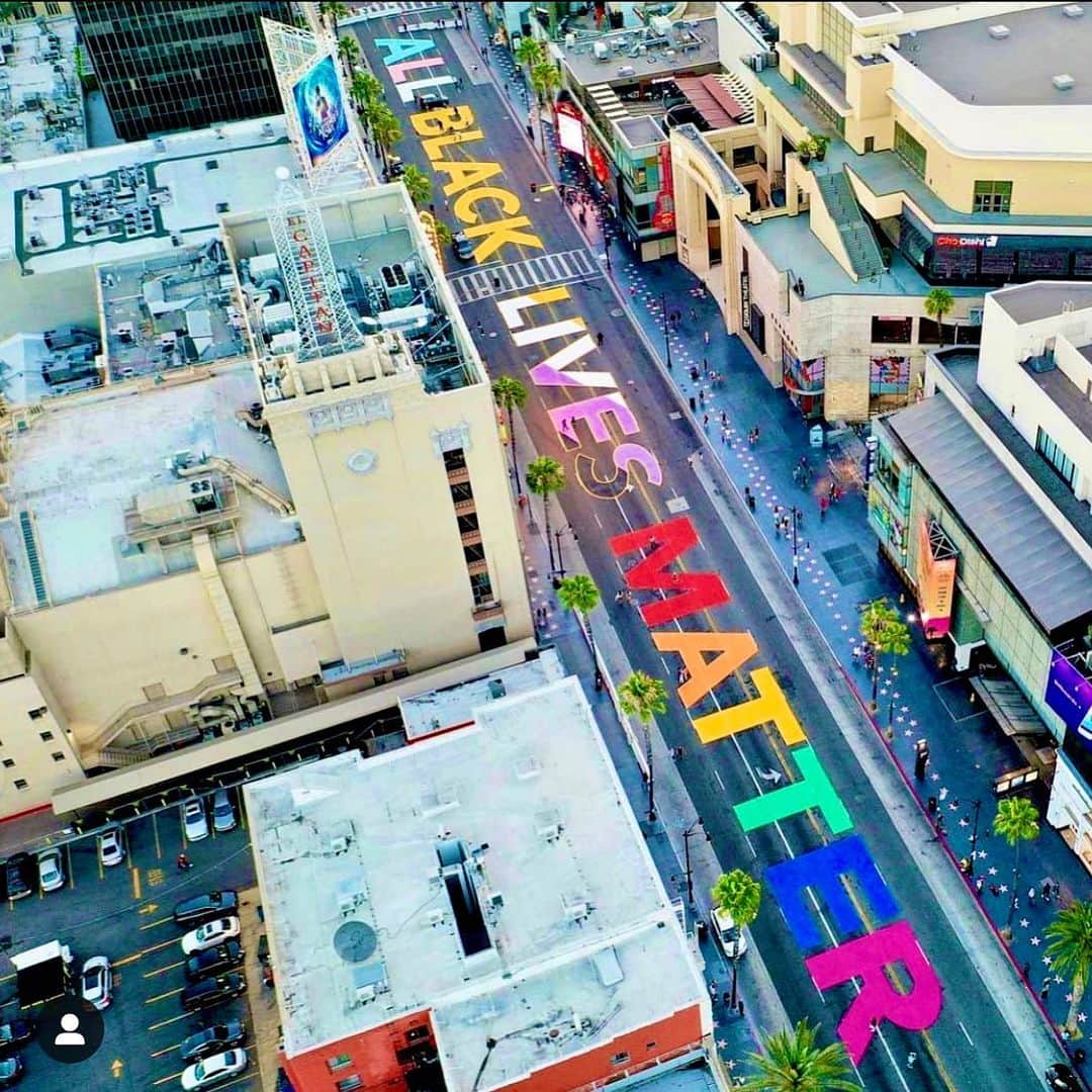 エミリー・デ・レイヴィンさんのインスタグラム写真 - (エミリー・デ・レイヴィンInstagram)「YES! Los Angeles! 🙌🏿❤️🧡💛💚💙💗 #blacklivesmatter #pride」6月15日 13時27分 - emiliede_ravin