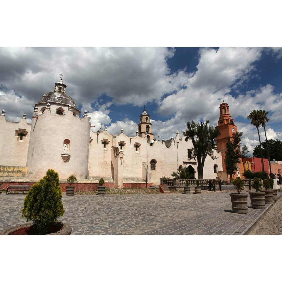 テレビ朝日「世界の街道をゆく」さんのインスタグラム写真 - (テレビ朝日「世界の街道をゆく」Instagram)「高原の風を受け、田園地帯を進みます。地元の人が是非立ち寄ってと教えてくれたのが、アトトニルコという村。 メキシコ独自のバロック様式の教会が建つこの地は、18世紀、ある神父がゴルゴダの丘へと歩むイエスから啓示を受けて拓いた聖地だと尼僧が語ります。 イスラエルにある、キリストの墓とされる教会と同じ名を持つ礼拝堂。祈りを捧げる人を包み込む細密なフレスコ画は、先住民の画家が一人で30年の歳月をかけて描きあげたものだと言われています。 礼拝を終わったカップルの笑顔が清々しく見えました。 19世紀、独立戦争に立ち上がったアジェンデ将軍は、この礼拝堂で先住民と共に祈りを捧げ、戦いに向かったと伝えられています。背負った石で銃弾を防ぎ、戦った、先住民の像がありました。銀の道には自力で輝く事を願った人々の想いが息づいているのです。  #世界の街道をゆく #キヤノン #テレビ朝日 #坂東巳之助 #canon #遥かなる銀の道 #メキシコ #Mexico #アトトニルコ #Atotonilco #世界文化遺産 #WorldCulturalHeritage」6月15日 13時38分 - tvasahi_kaidou