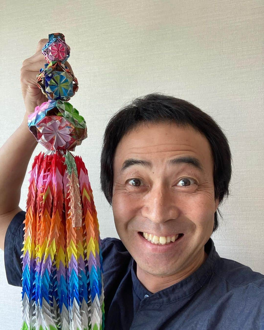 ワッキーのインスタグラム：「うわ〜^_^ 千羽鶴が届きました！ さちえさん ありがとうございました！ がんばります💪  #千羽鶴 #ワッキー」