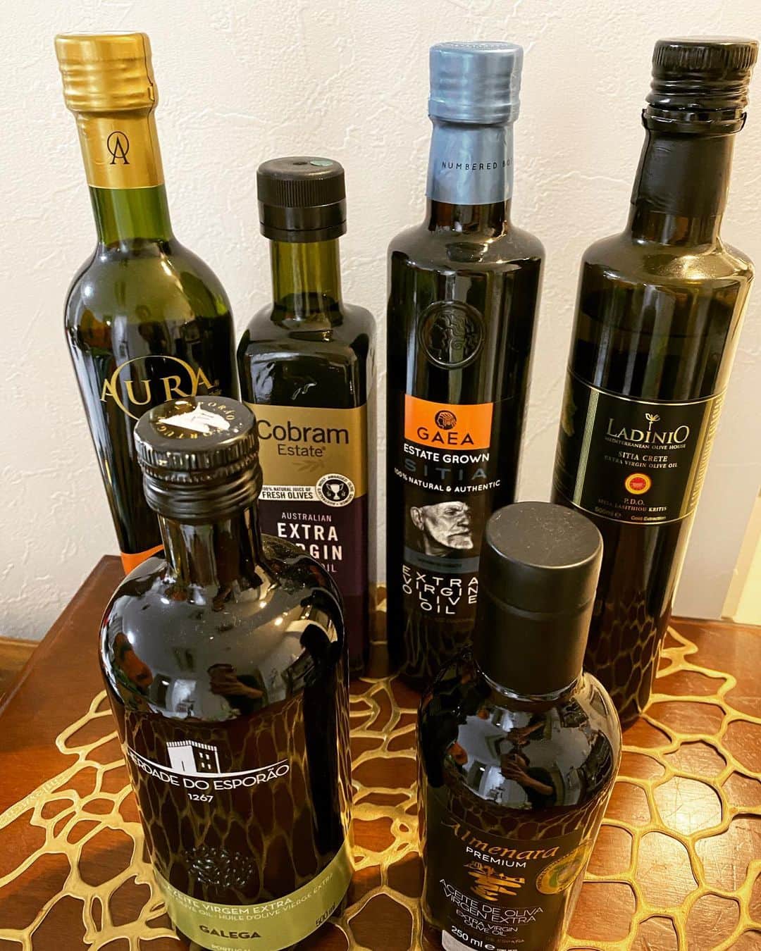 のインスタグラム：「LOVE💖OLIVEOILE  オリーブオイルソムリエの方から送って頂きました💖  深みのある渋め目のお味が好きです💕 サラダ🥗やパン、イタリアン作る時に。」